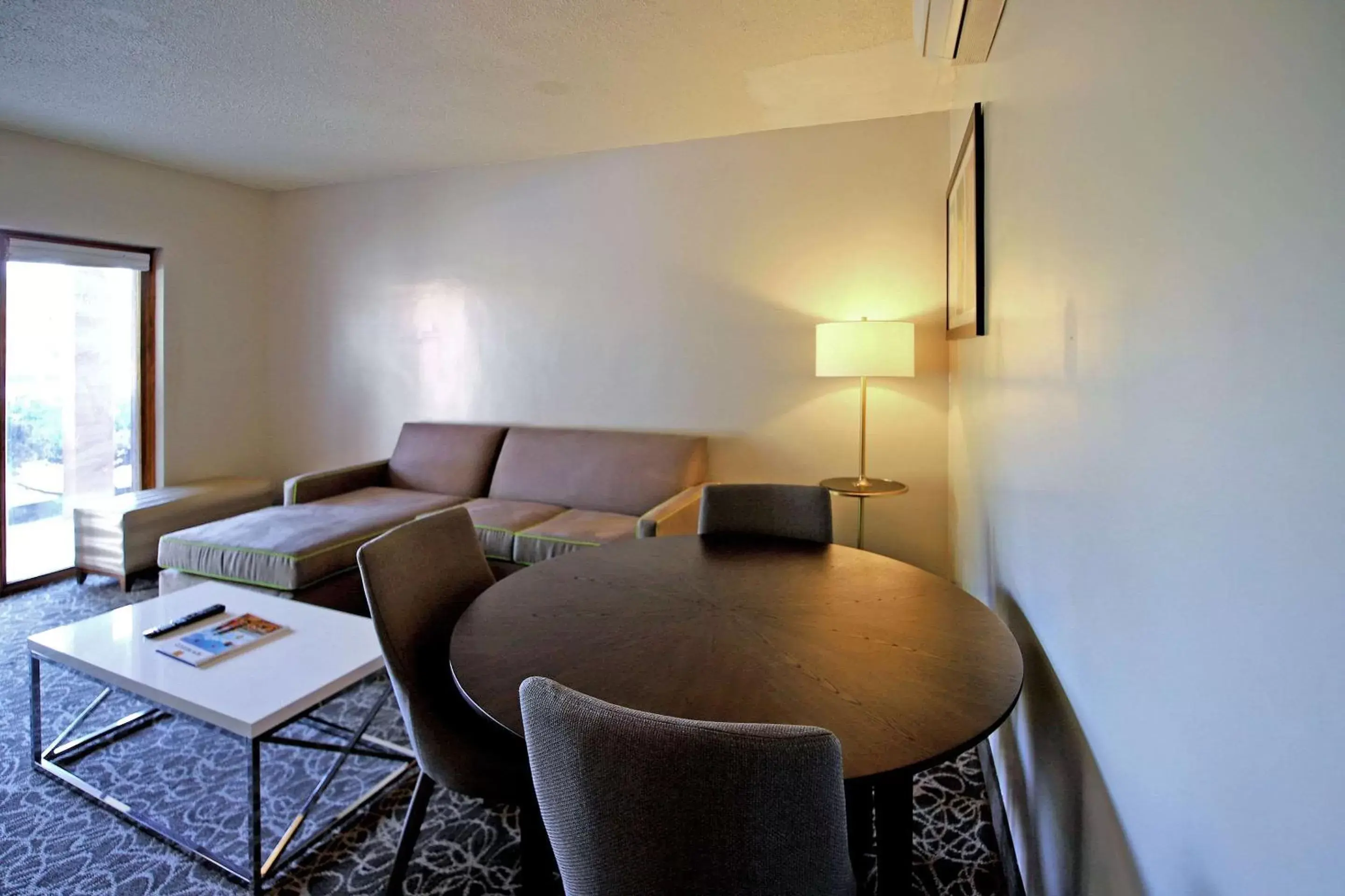 Photo of the whole room, Dining Area in El Sendero Inn, Ascend Hotel Collection