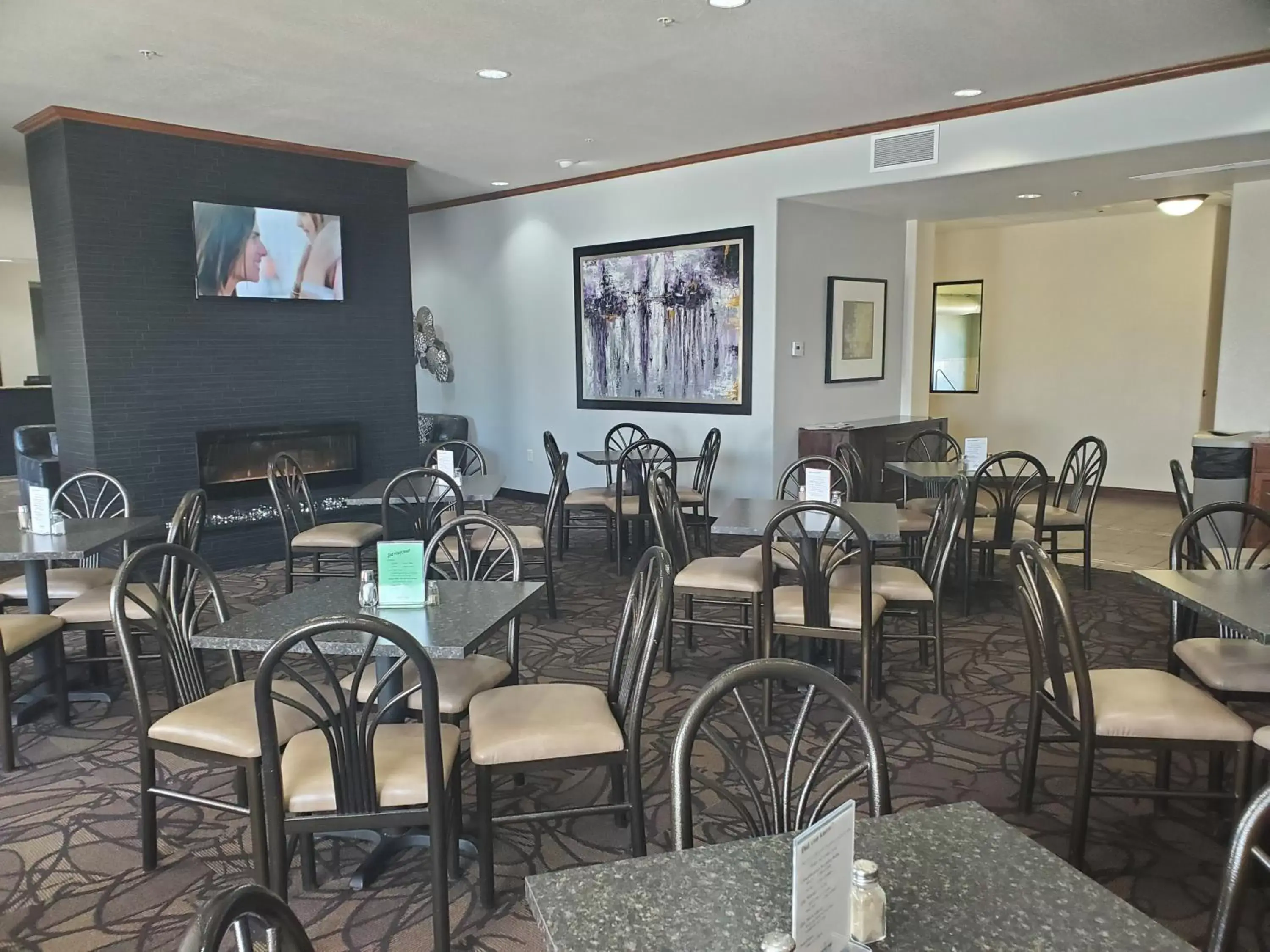 Breakfast, Restaurant/Places to Eat in Expressway Suites Fargo