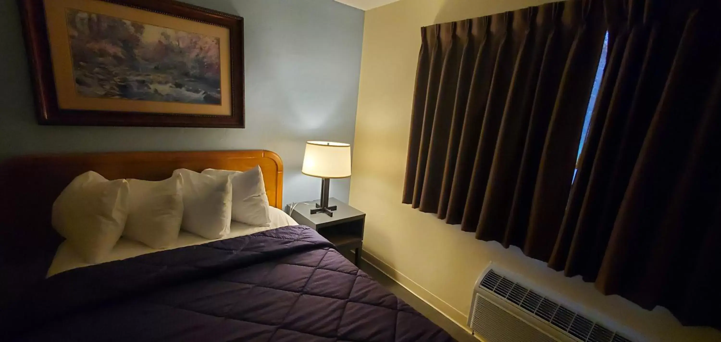 Bed in Pictured Rocks Inn and Suites