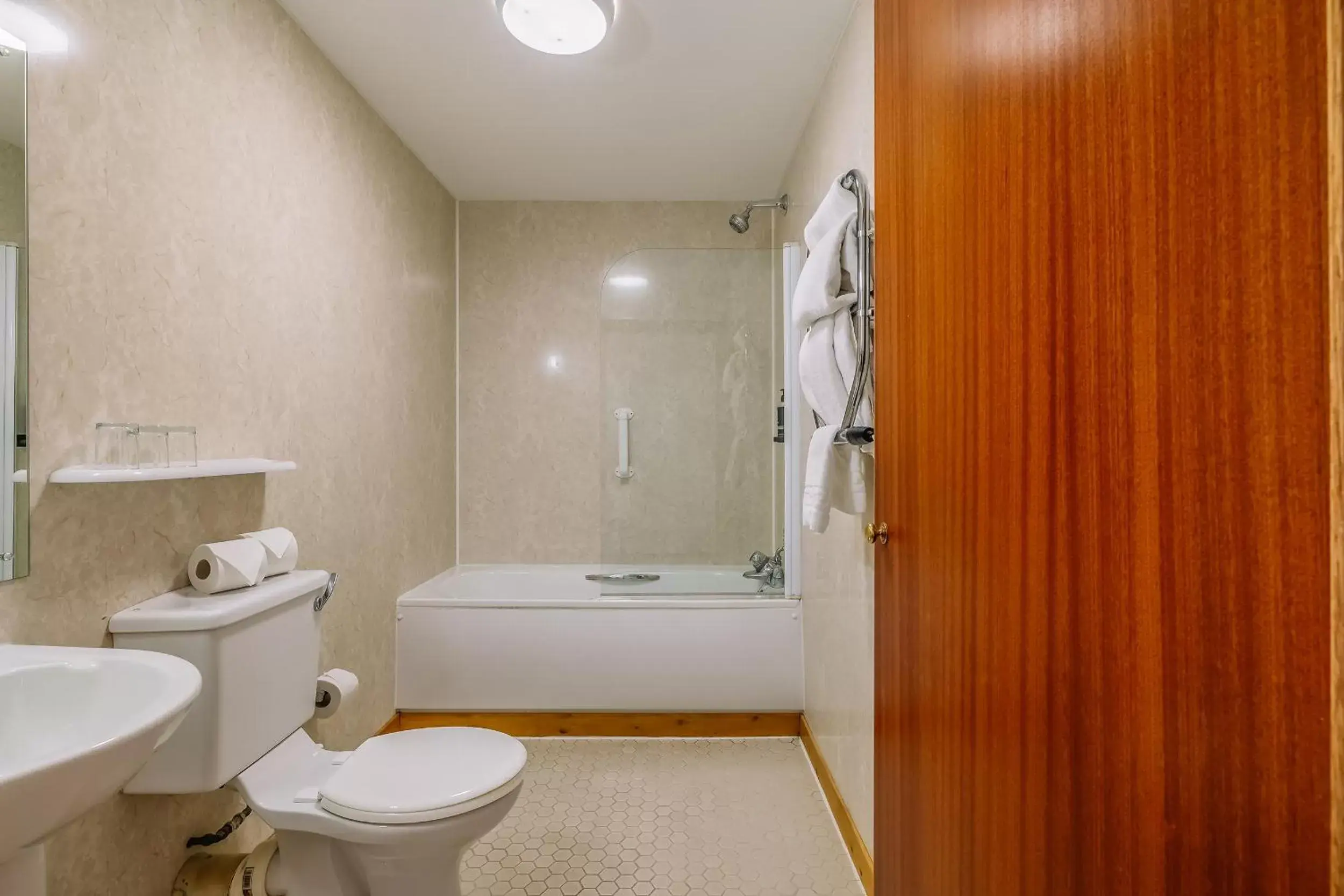 Bathroom in Muthu Alexandra Hotel