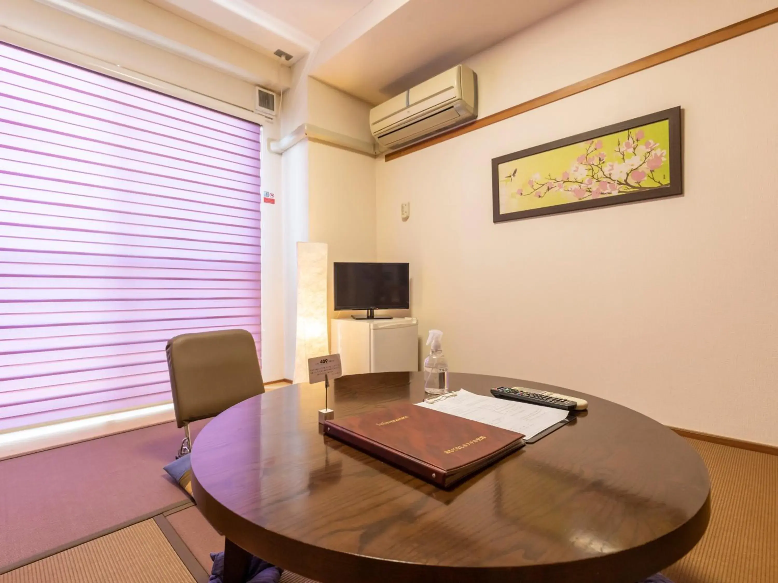 TV and multimedia, Seating Area in Omotenashi Hostel Miyajima