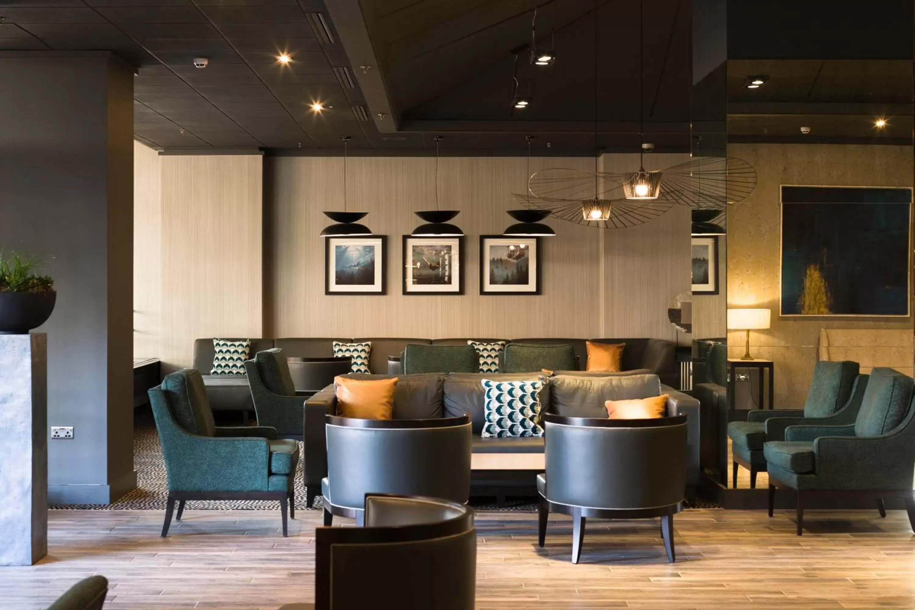 Lobby or reception, Lounge/Bar in Crowne Plaza Harrogate, an IHG Hotel