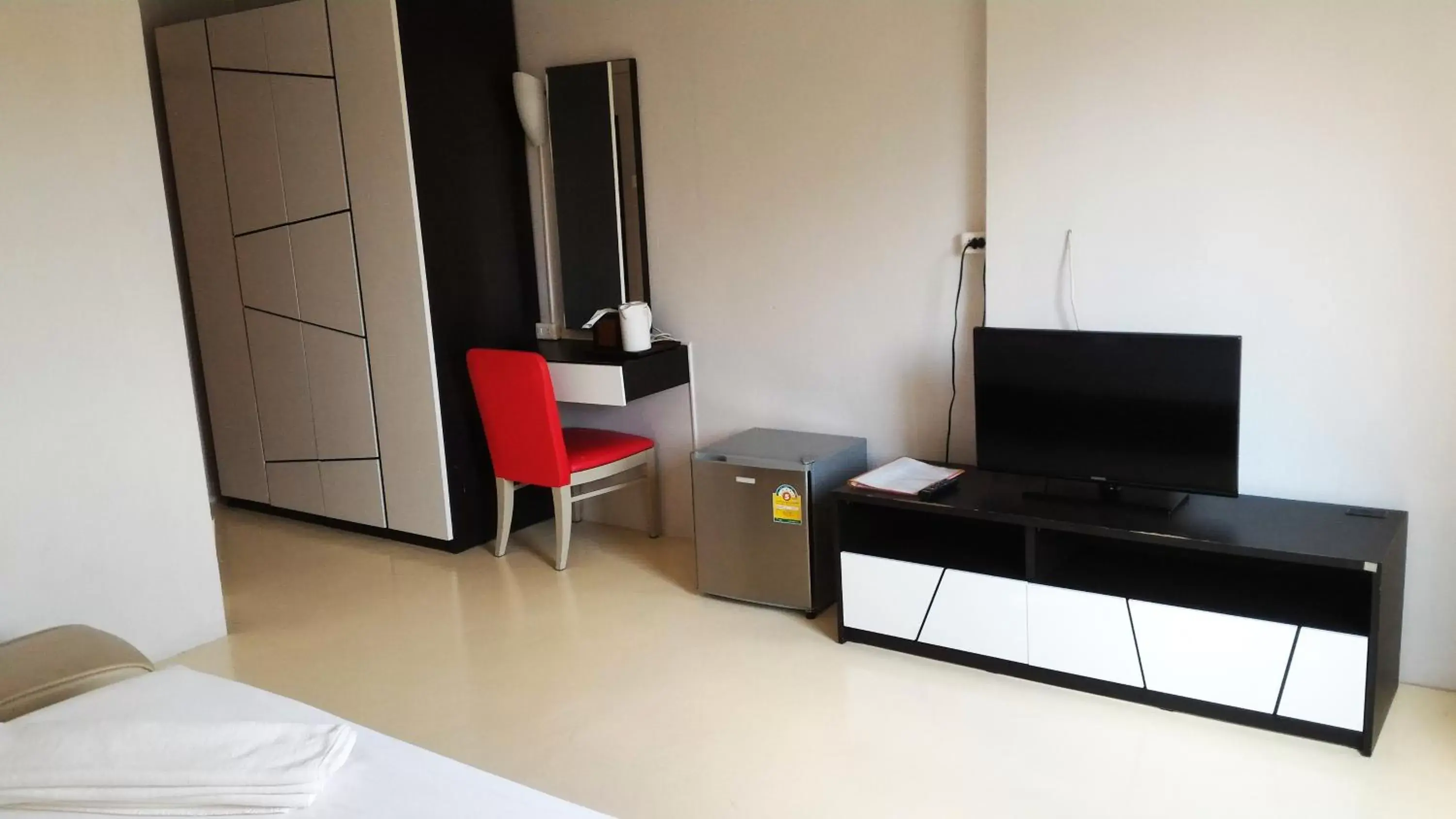 Photo of the whole room, TV/Entertainment Center in S2S Queen Trang Hotel