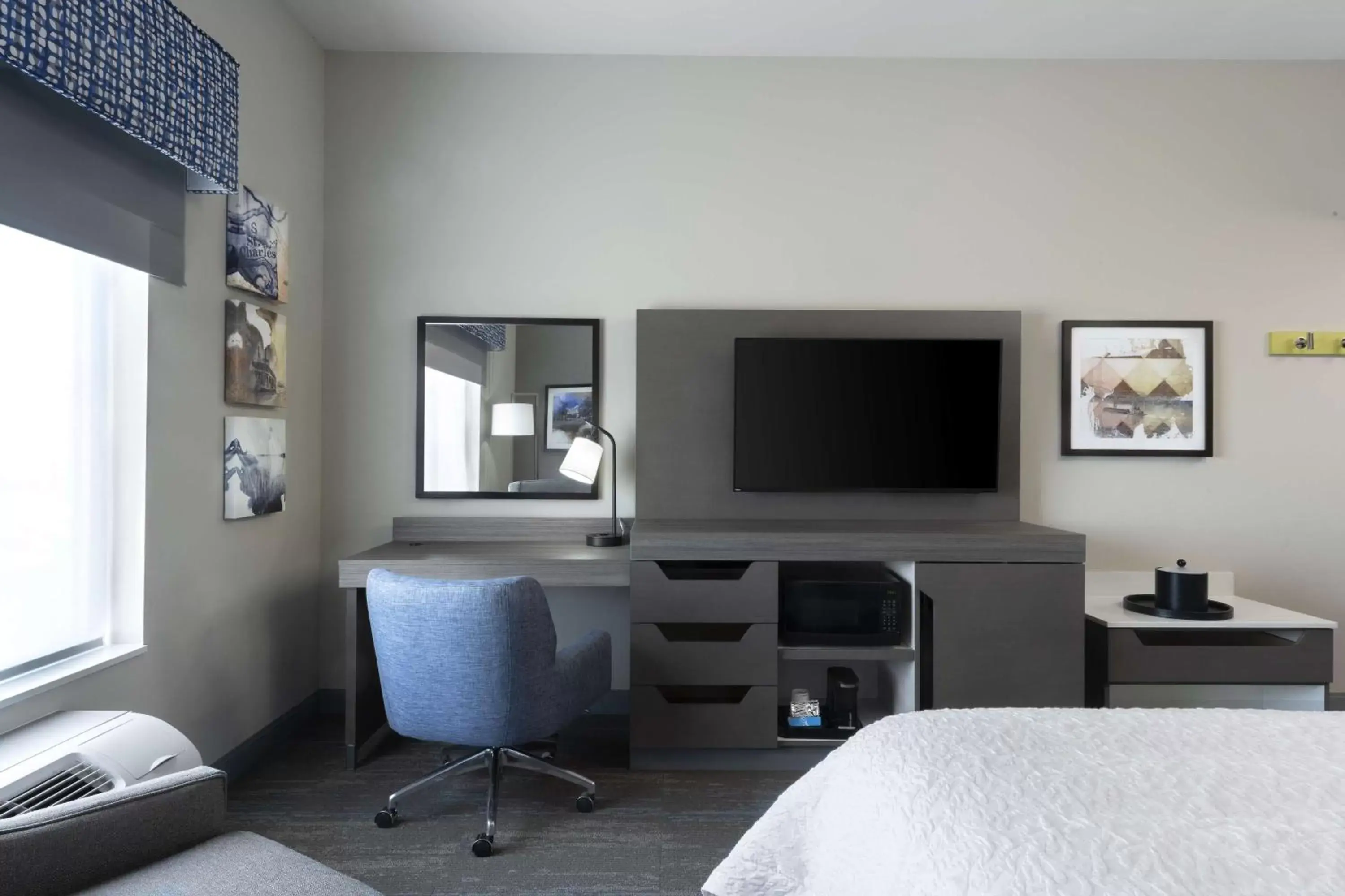 Bedroom, Bed in Hampton Inn & Suites St Charles Old Town Area, Mo Bedroom, Bed in Hampton Inn & Suites St Charles Old Town Area, Mo