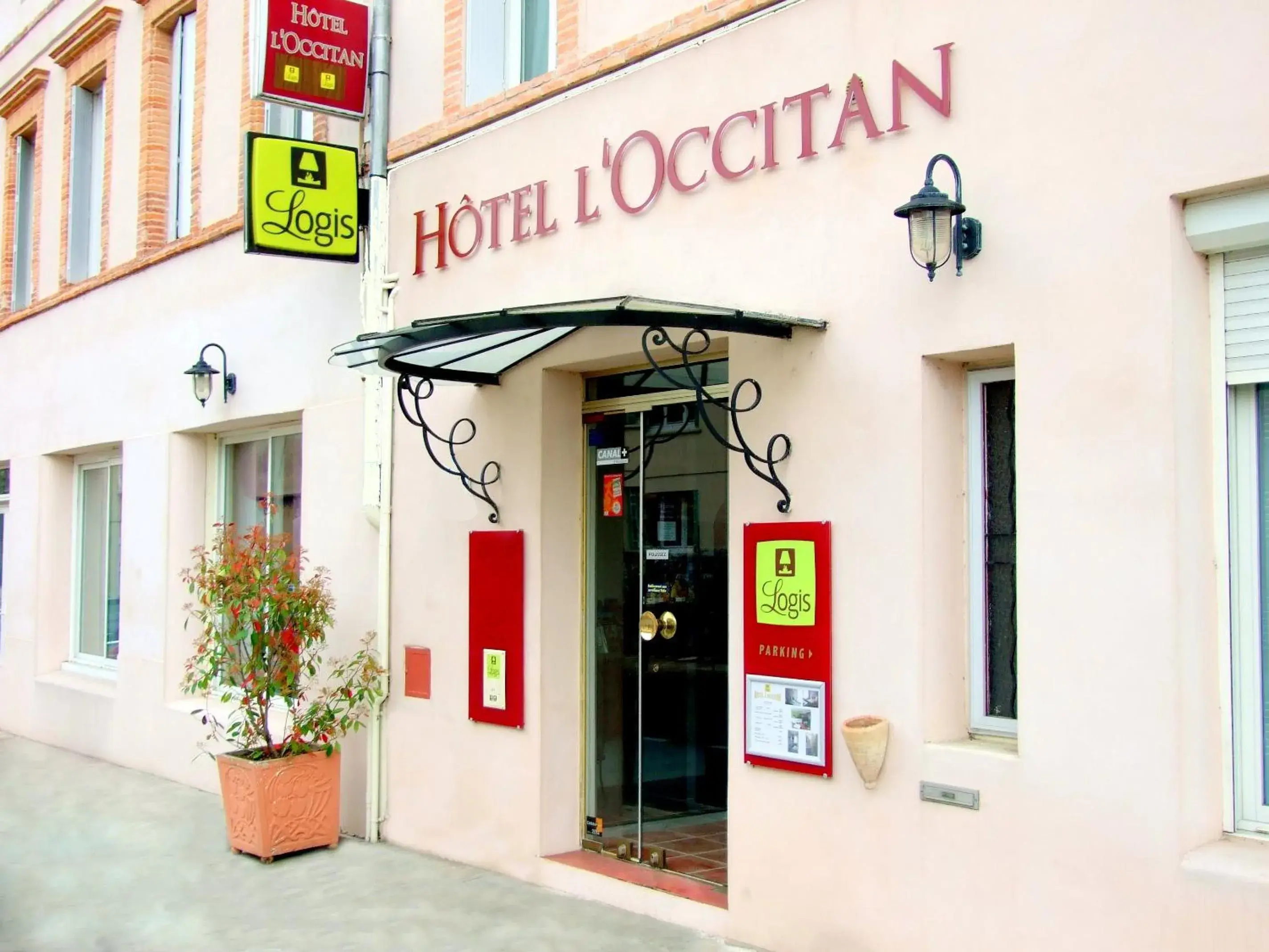 Facade/entrance in Logis Hotel L'Occitan