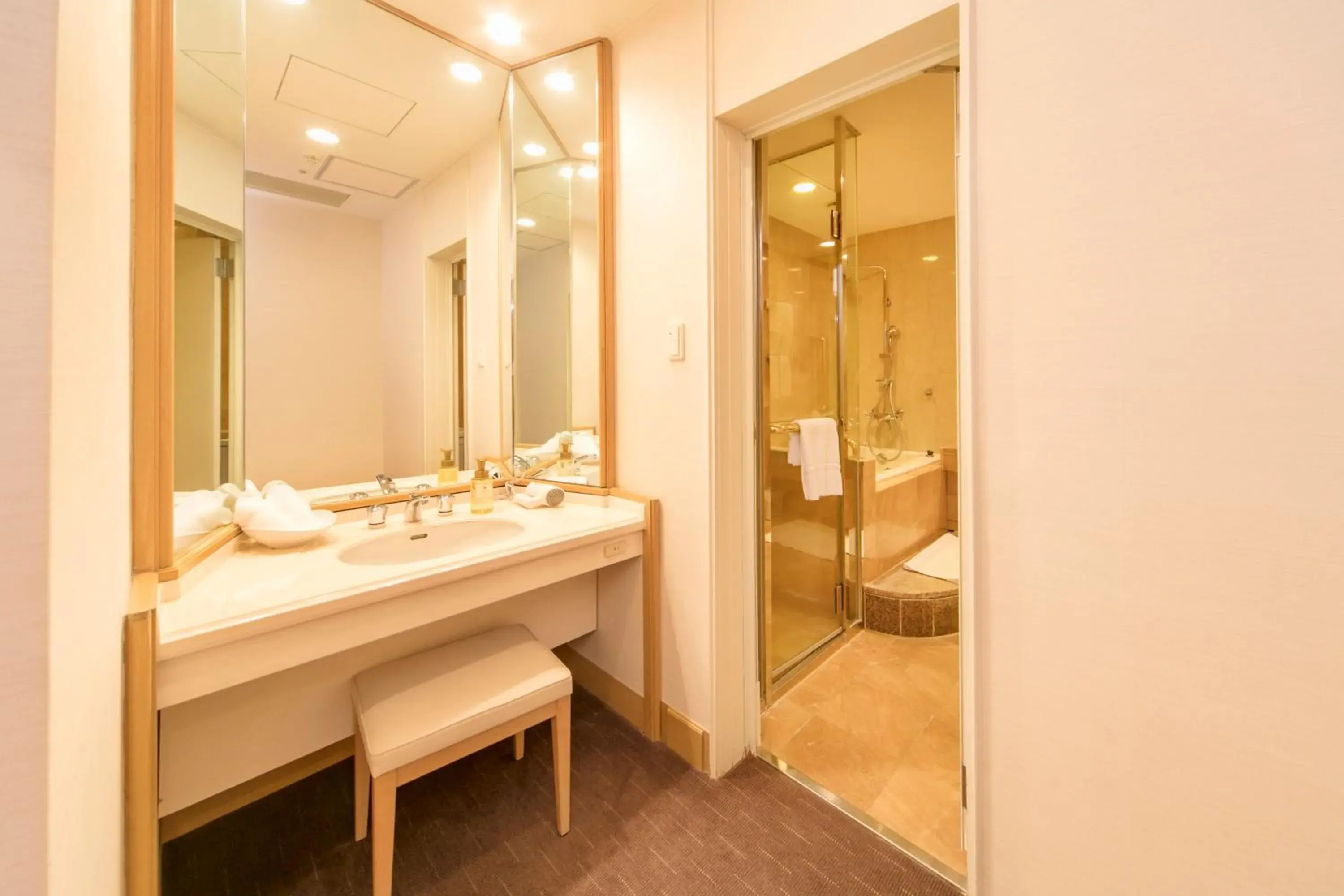 Photo of the whole room, Bathroom in Kobe Seishin Oriental Hotel