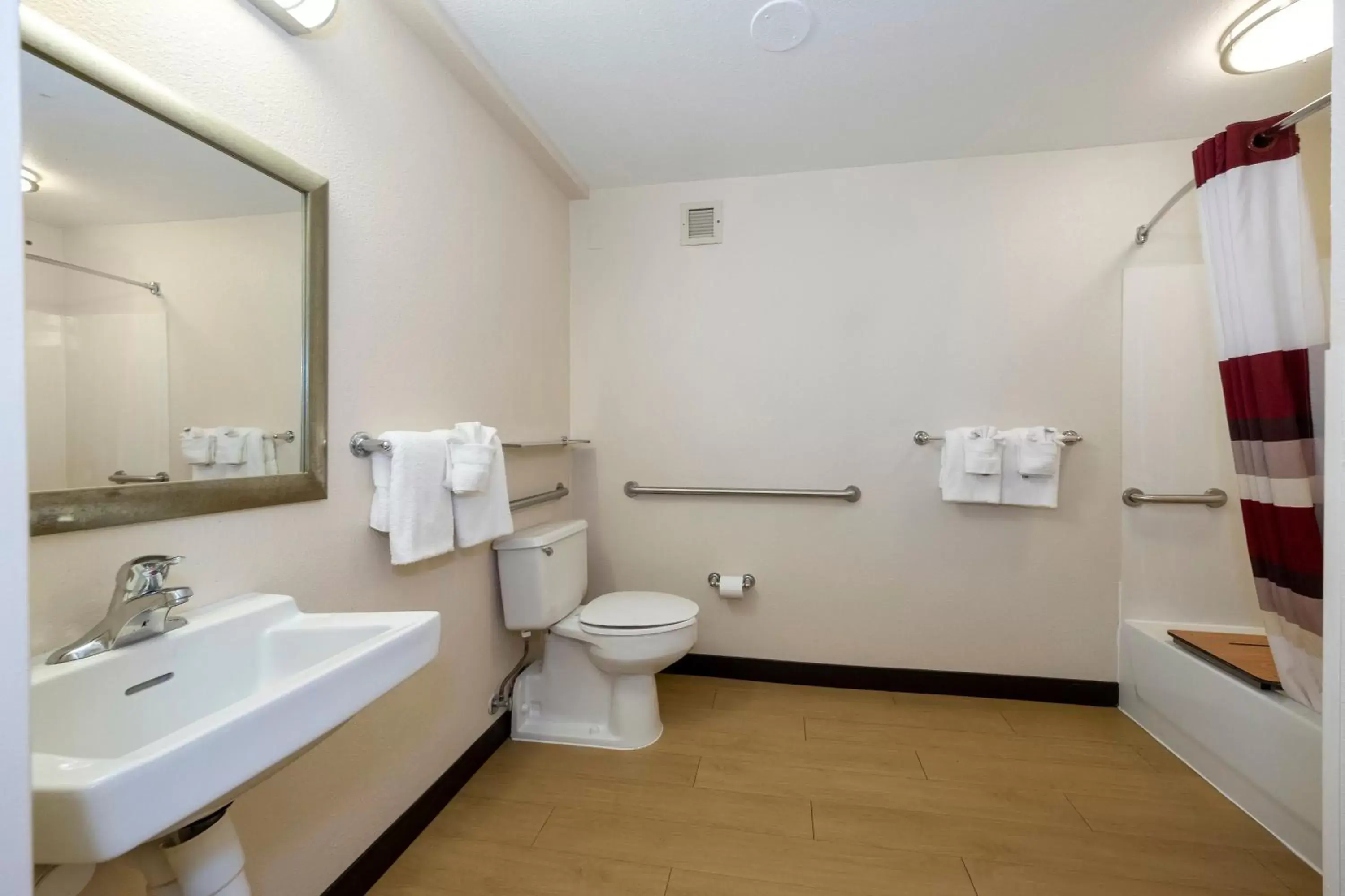 Bathroom in Red Roof Inn Myrtle Beach Hotel - Market Commons