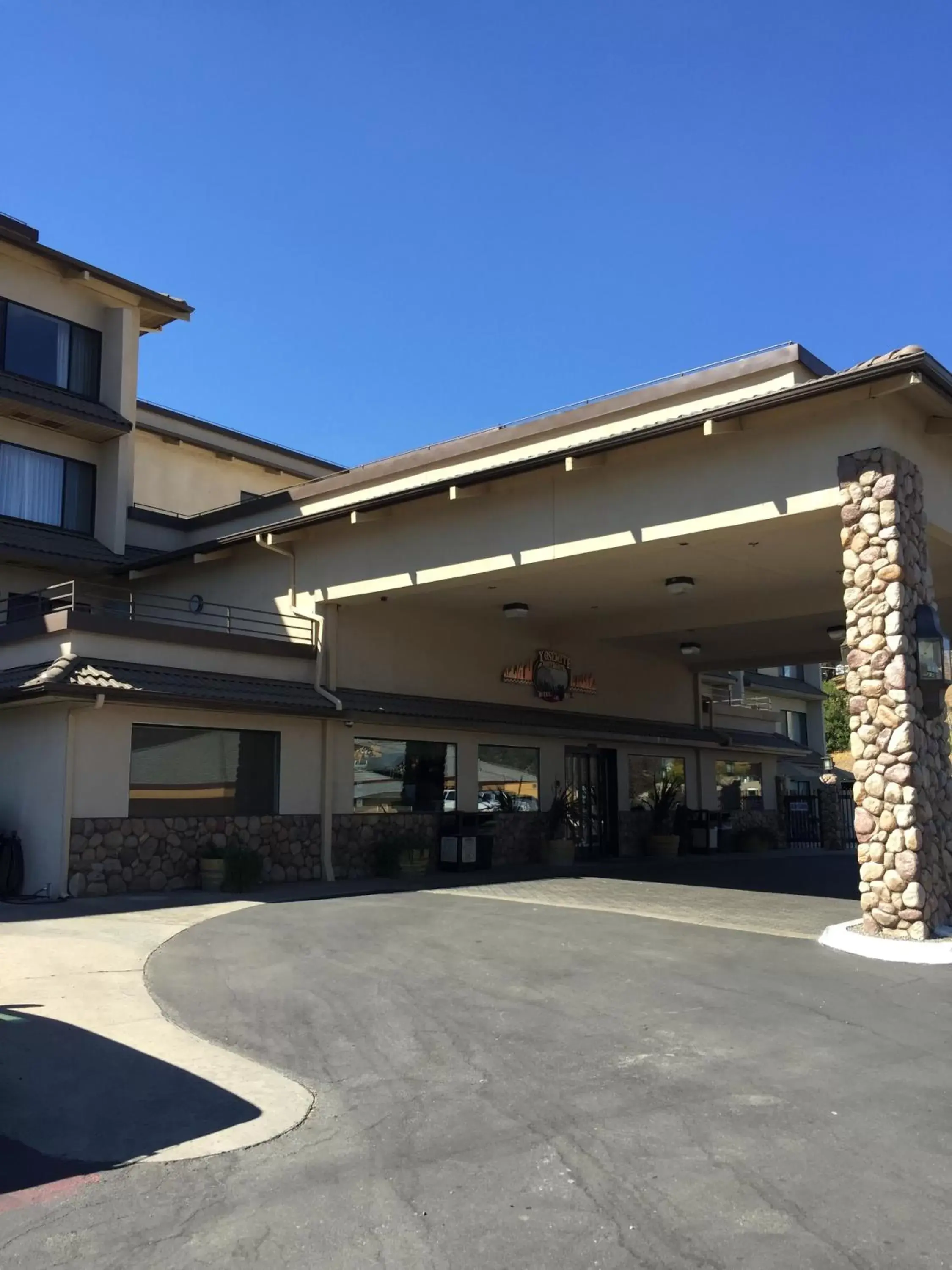 Property building, Facade/Entrance in Yosemite Southgate Hotel & Suites
