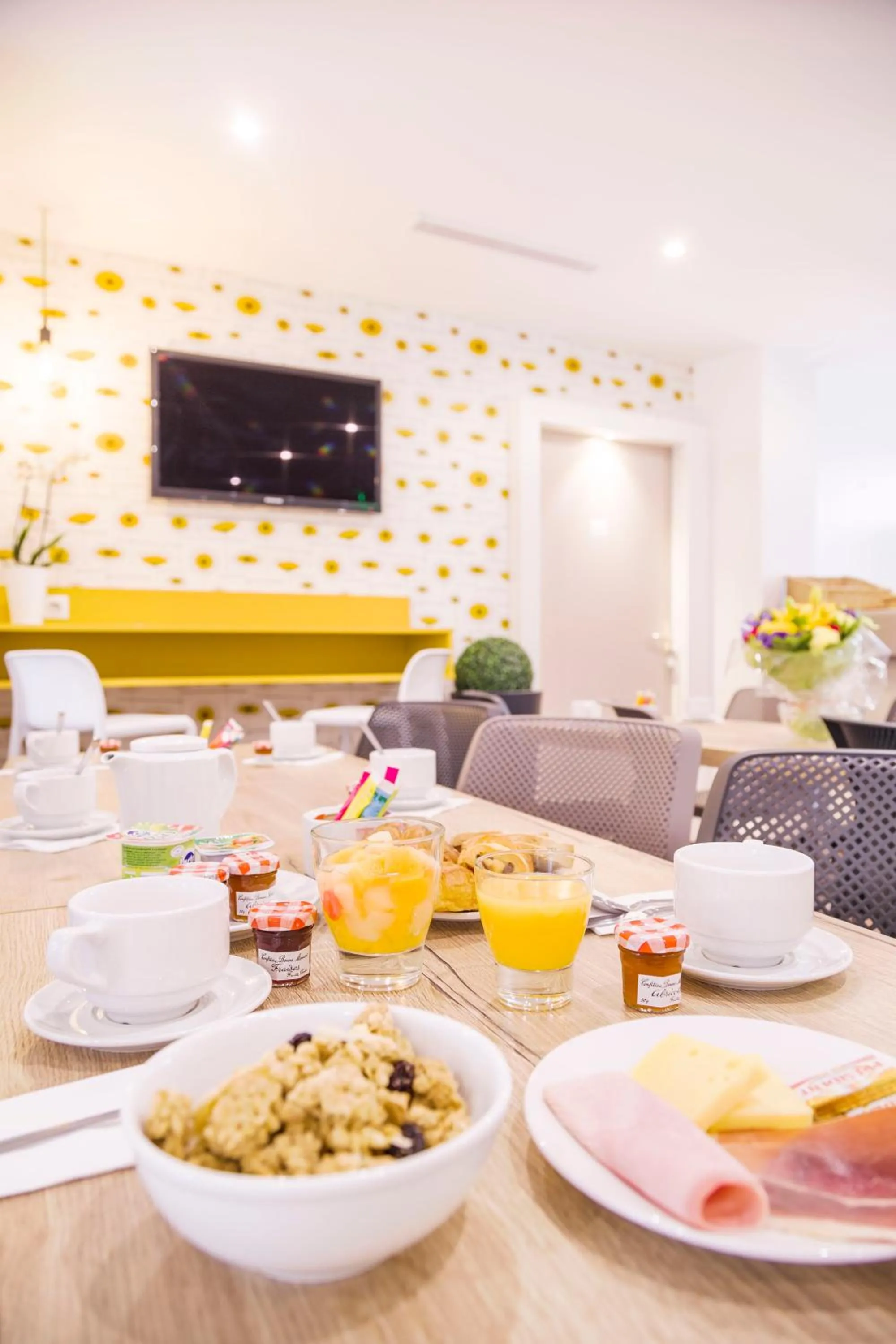 Continental breakfast in Hotel Des Arts