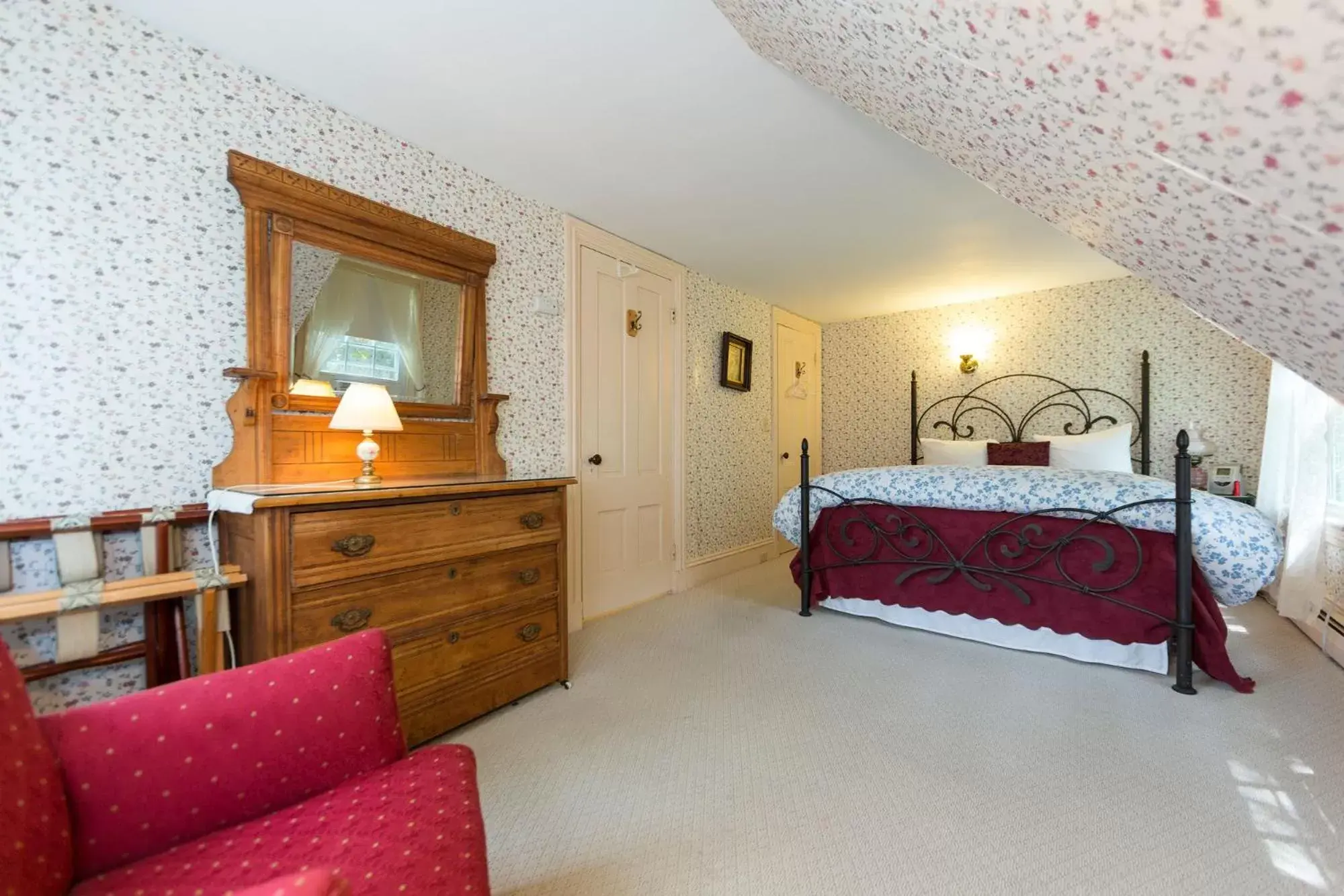 Bedroom, Bed in The Elmhurst Inn
