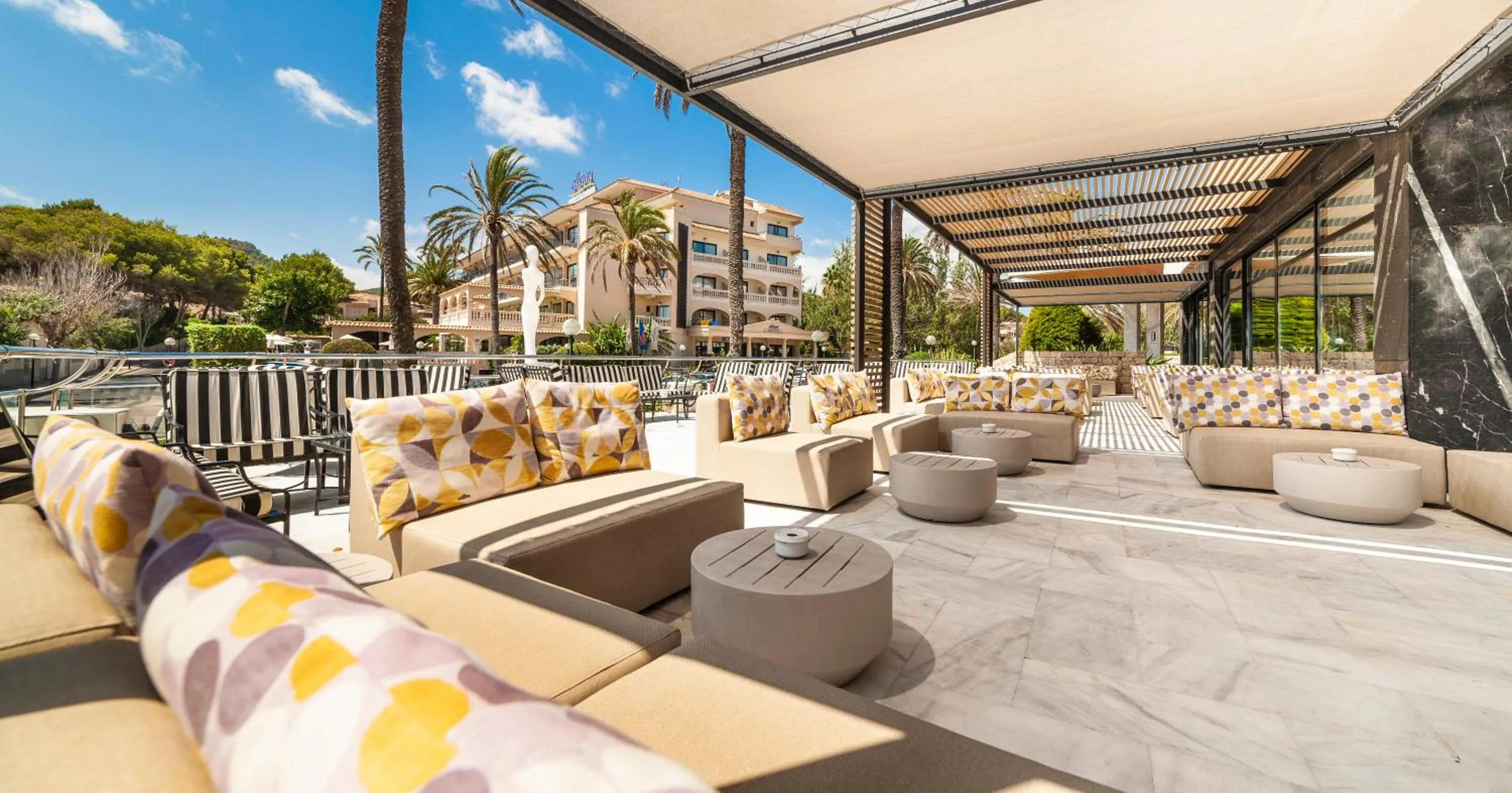 Lounge or bar in Hotel Serrano Palace