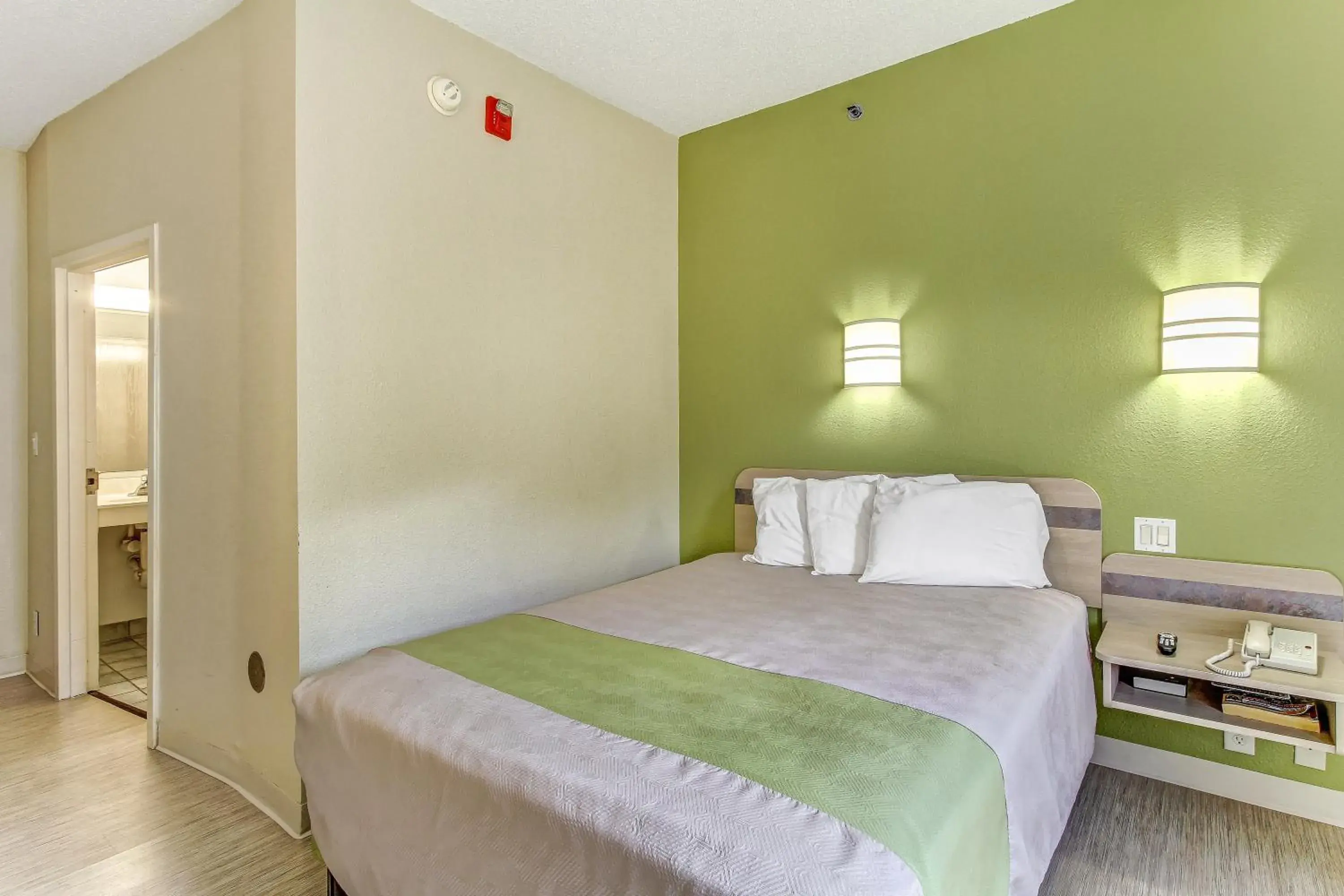 Bedroom, Bed in Motel 6-Medina, OH - Cleveland