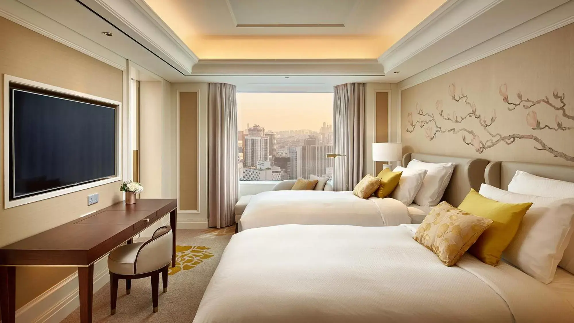 Photo of the whole room, Bed in Lotte Hotel Seoul Executive Tower