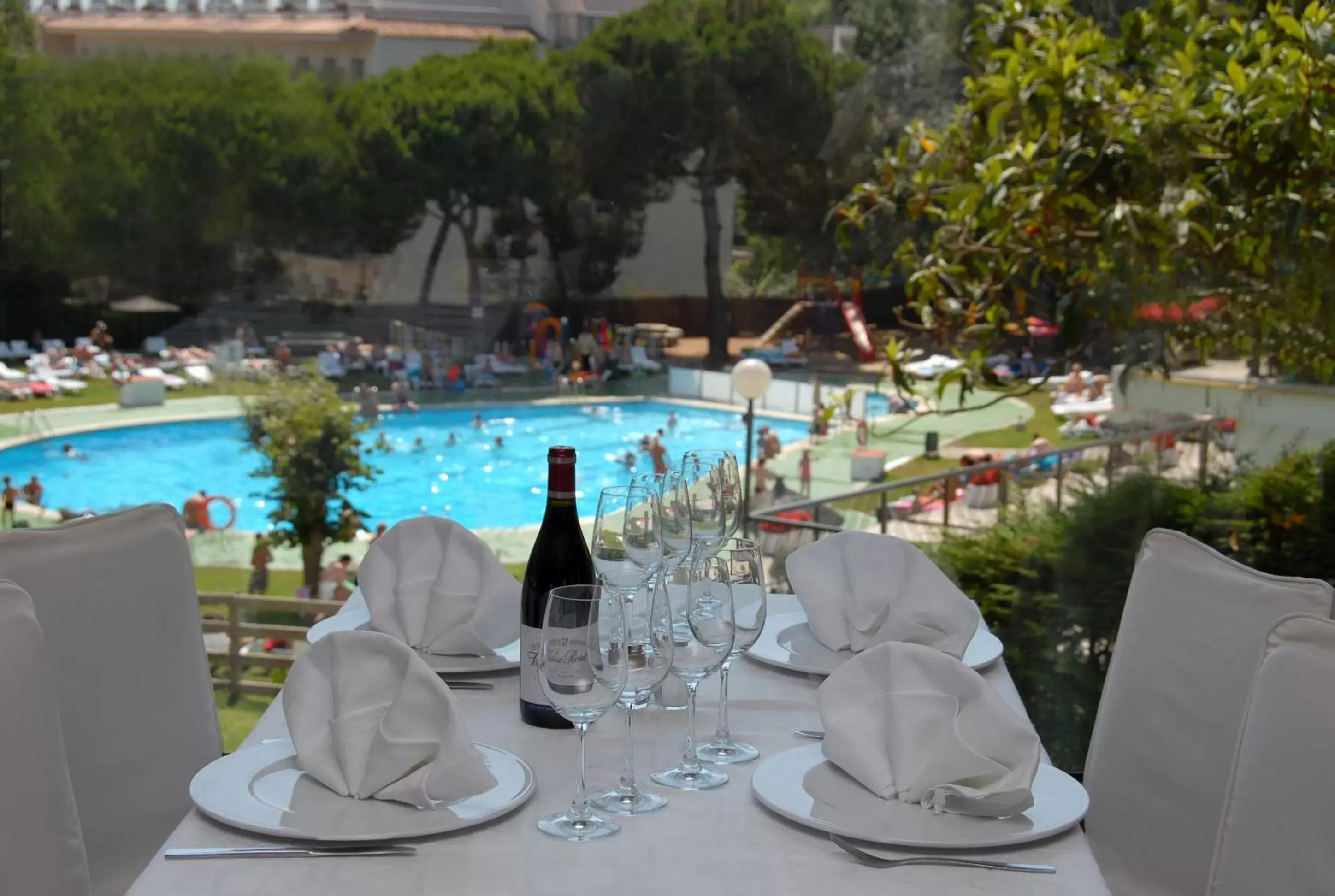 Restaurant/places to eat, Swimming Pool in Hotel Samba