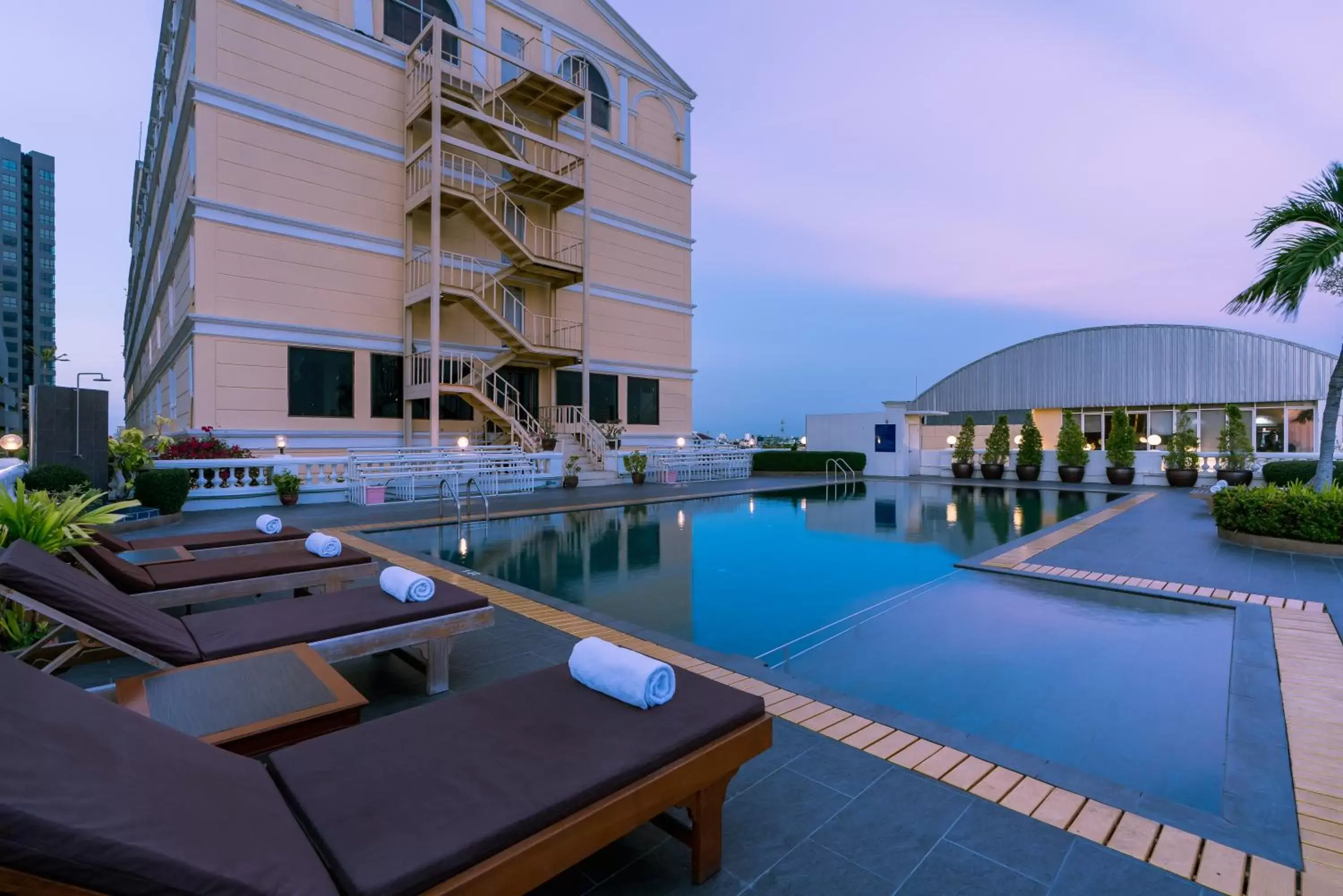 Swimming pool in Niran Grand Hotel