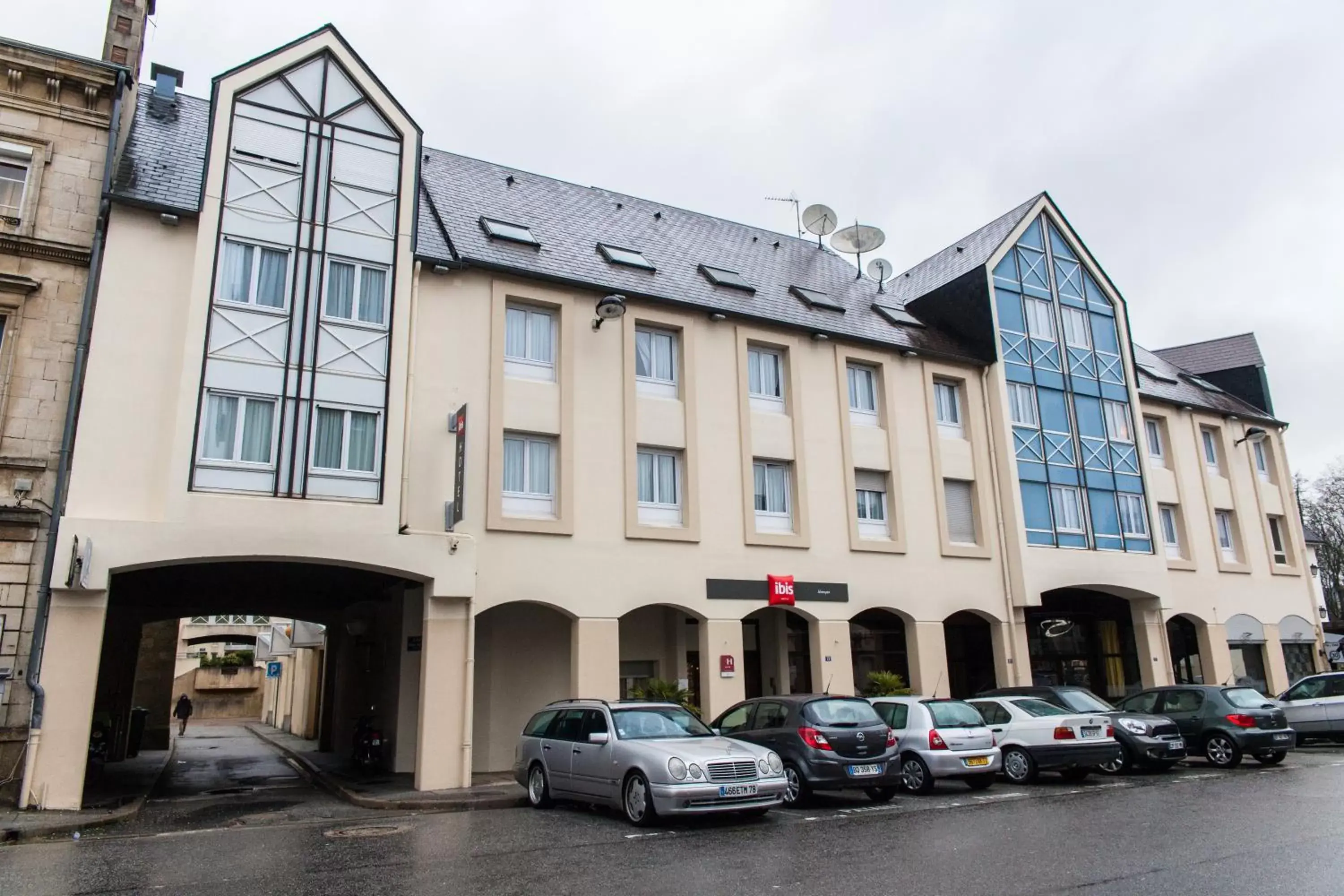 Facade/entrance, Property Building in ibis Alençon