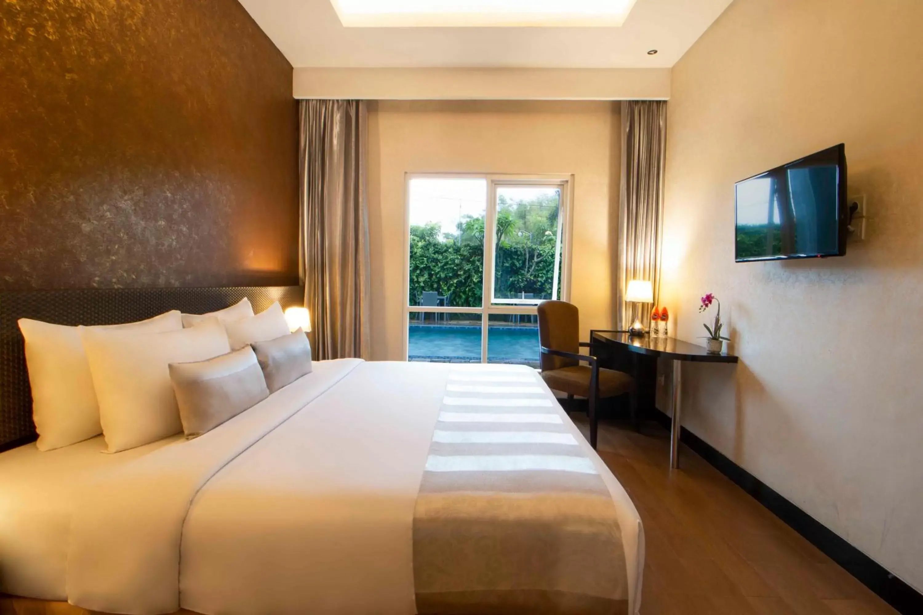 Bedroom, Bed in Solaris Hotel Malang