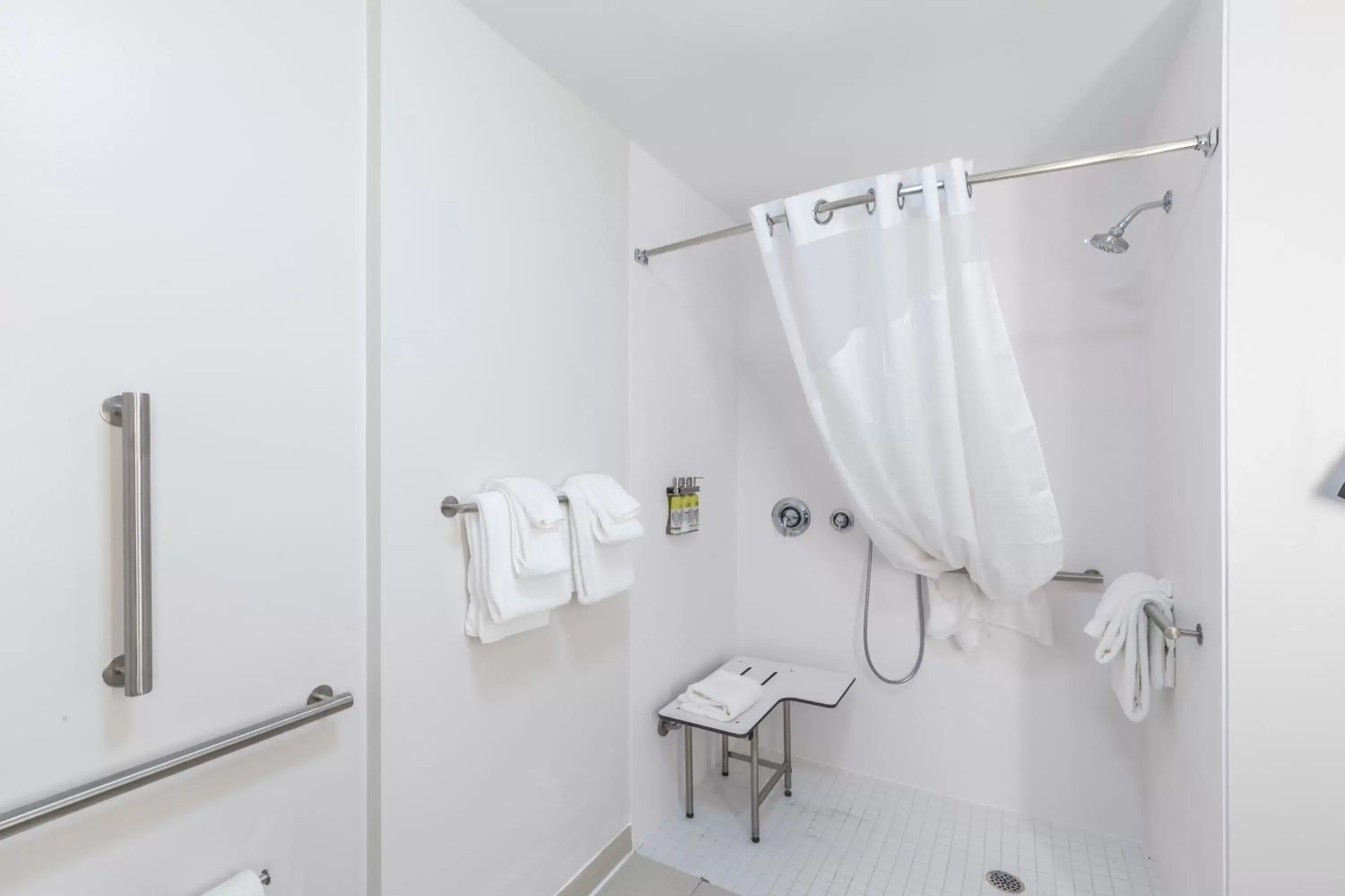 Facility for disabled guests, Bathroom in Holiday Inn Express & Suites Columbia Downtown The Vista, an IHG Hotel