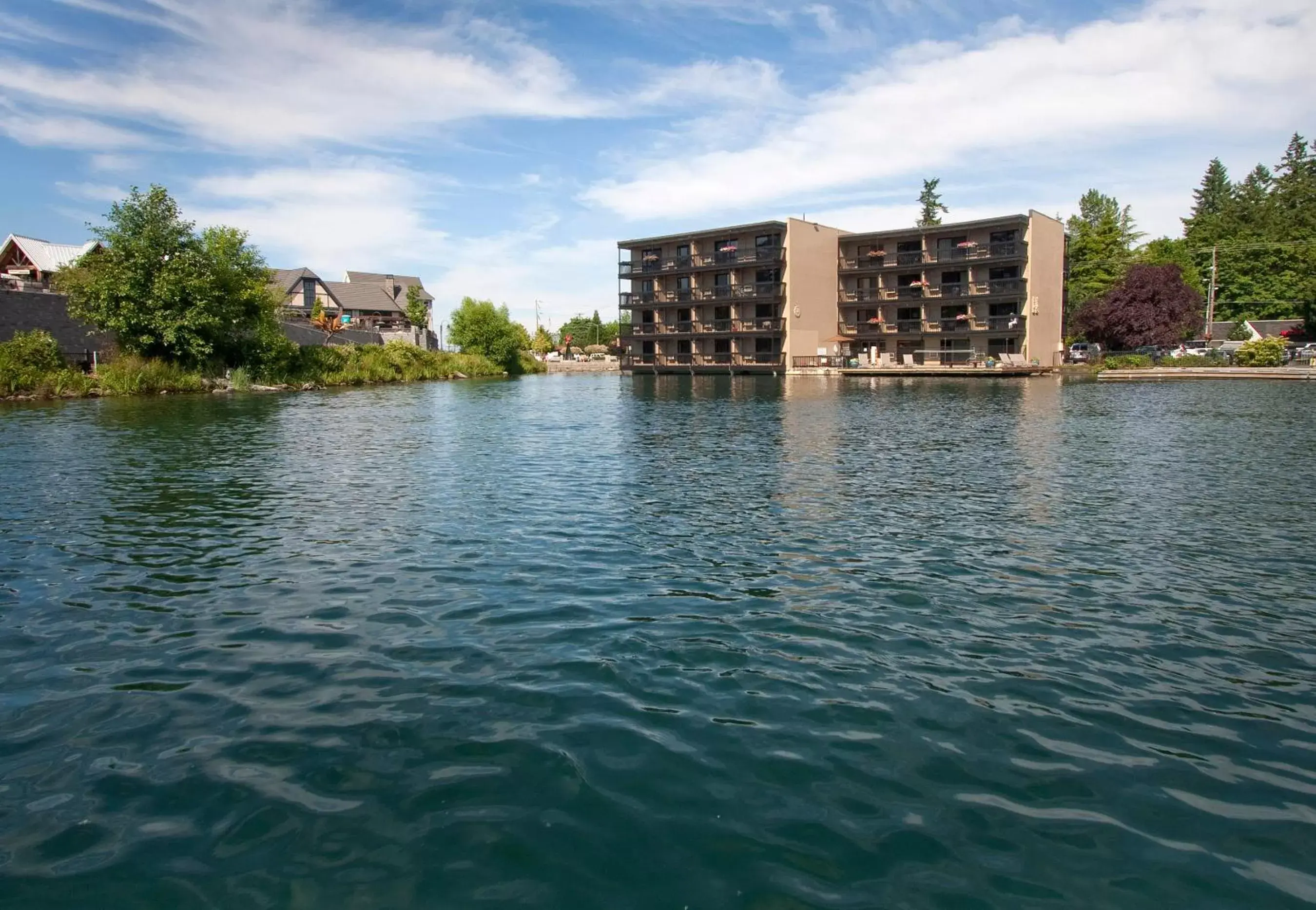 Facade/entrance in Lakeshore Inn