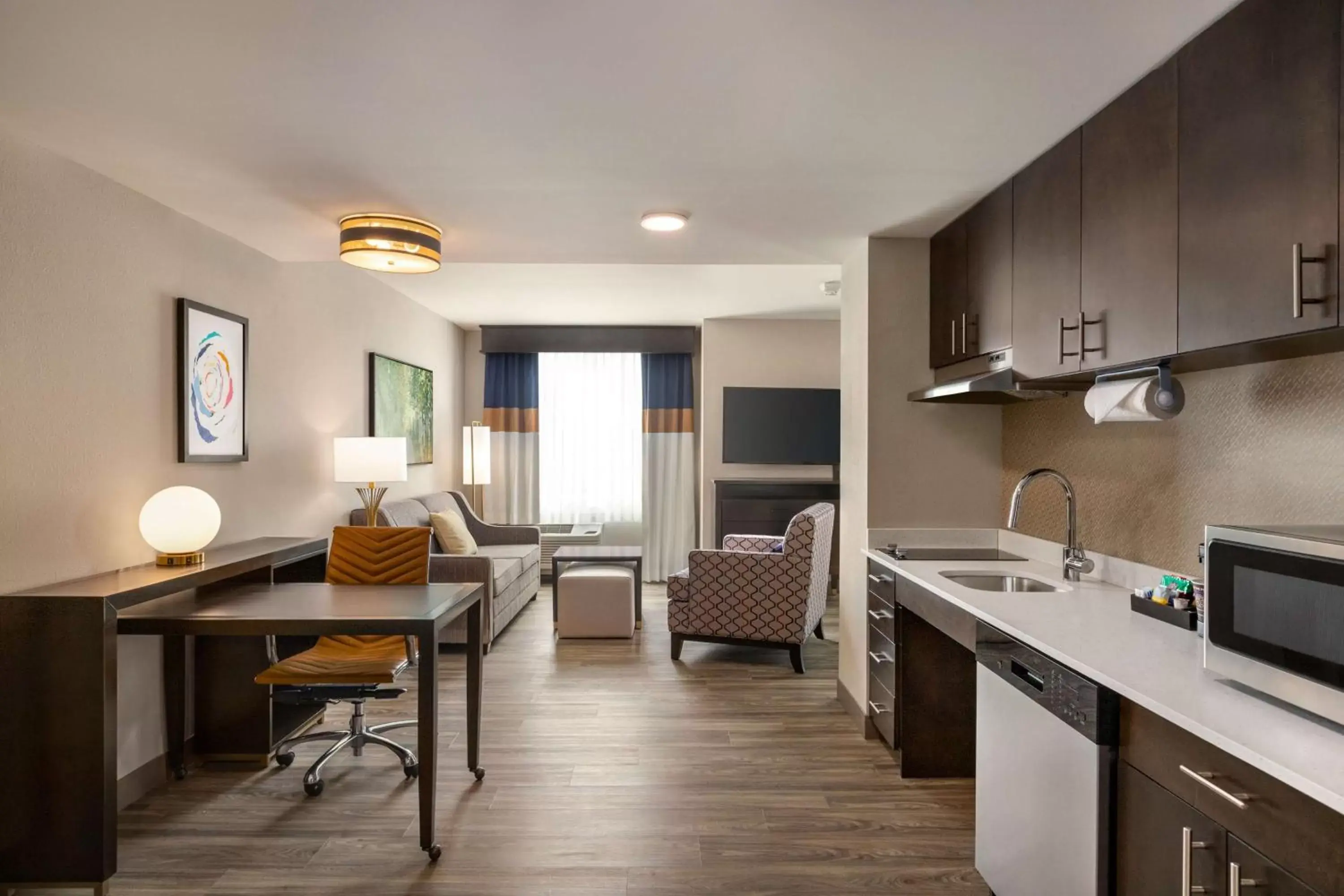 Living room, Kitchen/Kitchenette in Homewood Suites by Hilton Indianapolis Downtown IUPUI