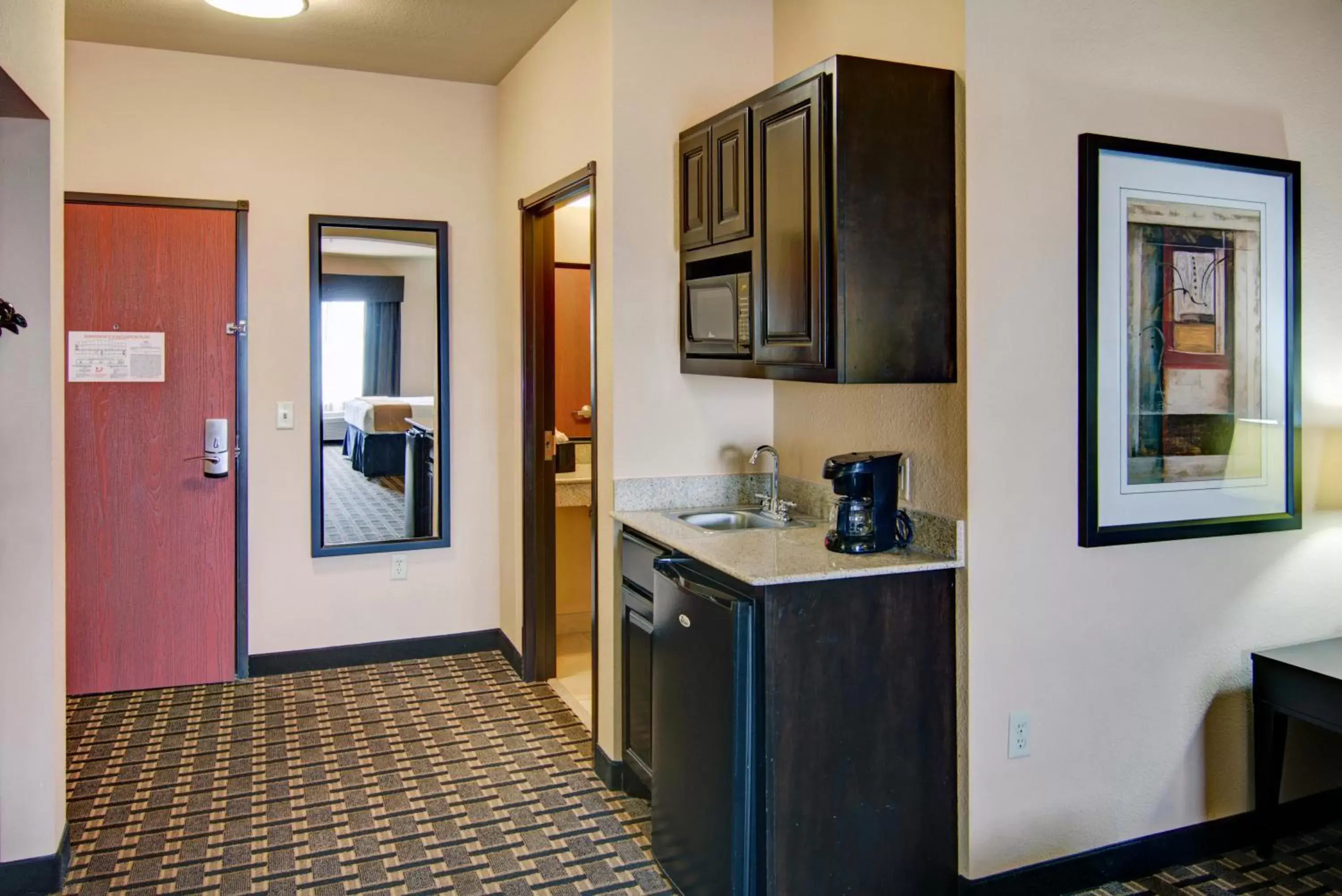 Photo of the whole room, Kitchen/Kitchenette in Holiday Inn Express Hotel & Suites Paris, an IHG Hotel