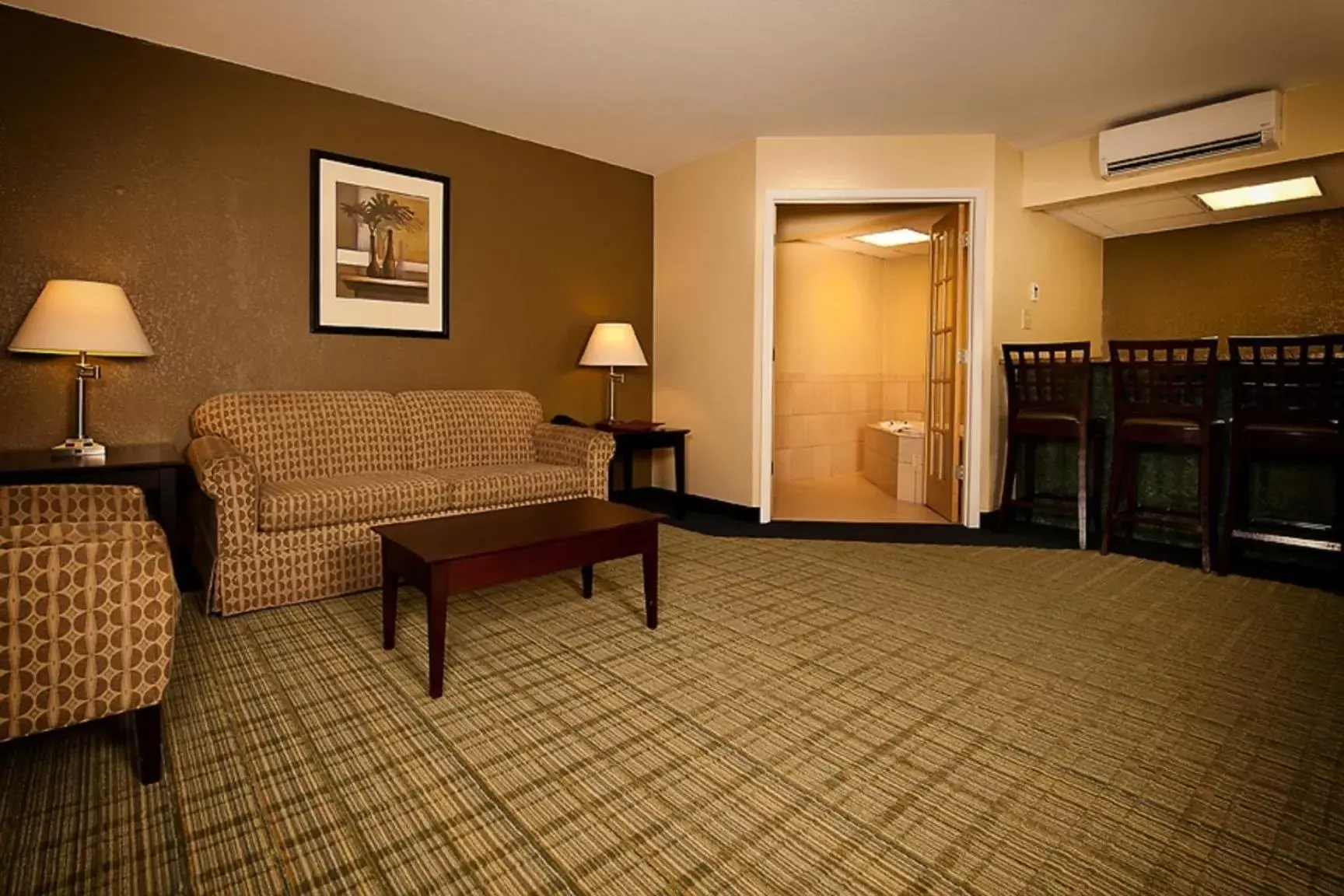 Living room, Bed in Grand Texan Hotel and Convention Center