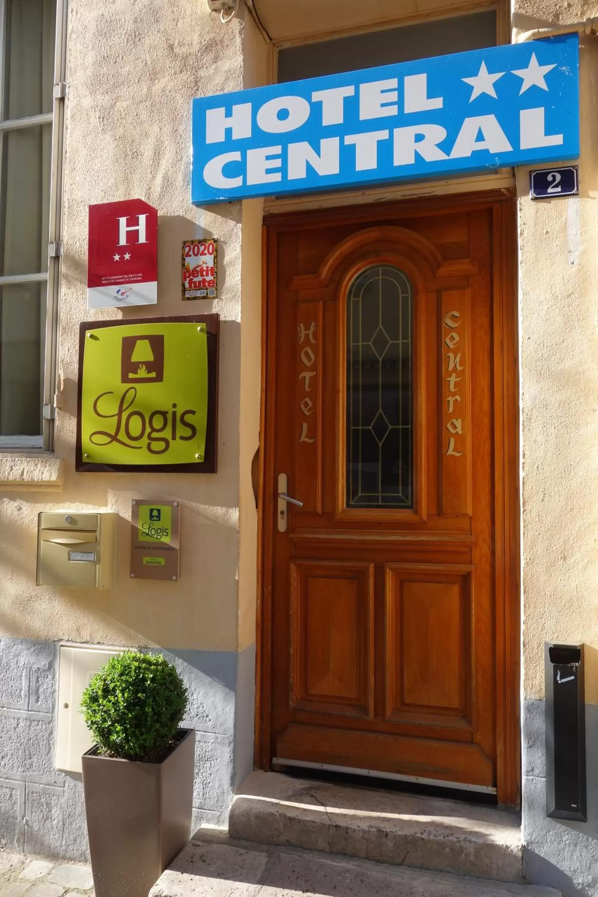 Facade/entrance in Logis Hôtel Central