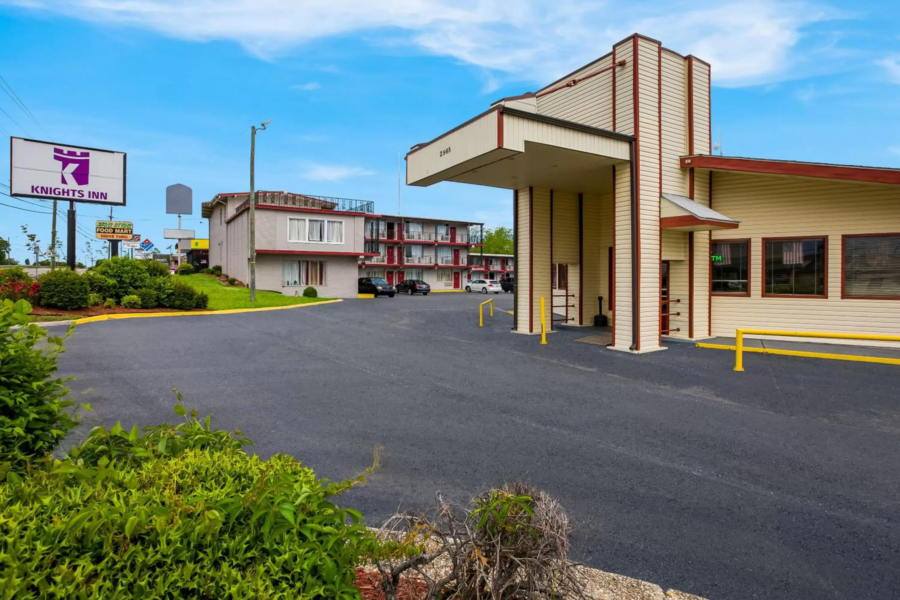 Property building in Knights Inn Fayetteville - Fort Bragg Property building in Knights Inn Fayetteville - Fort Bragg