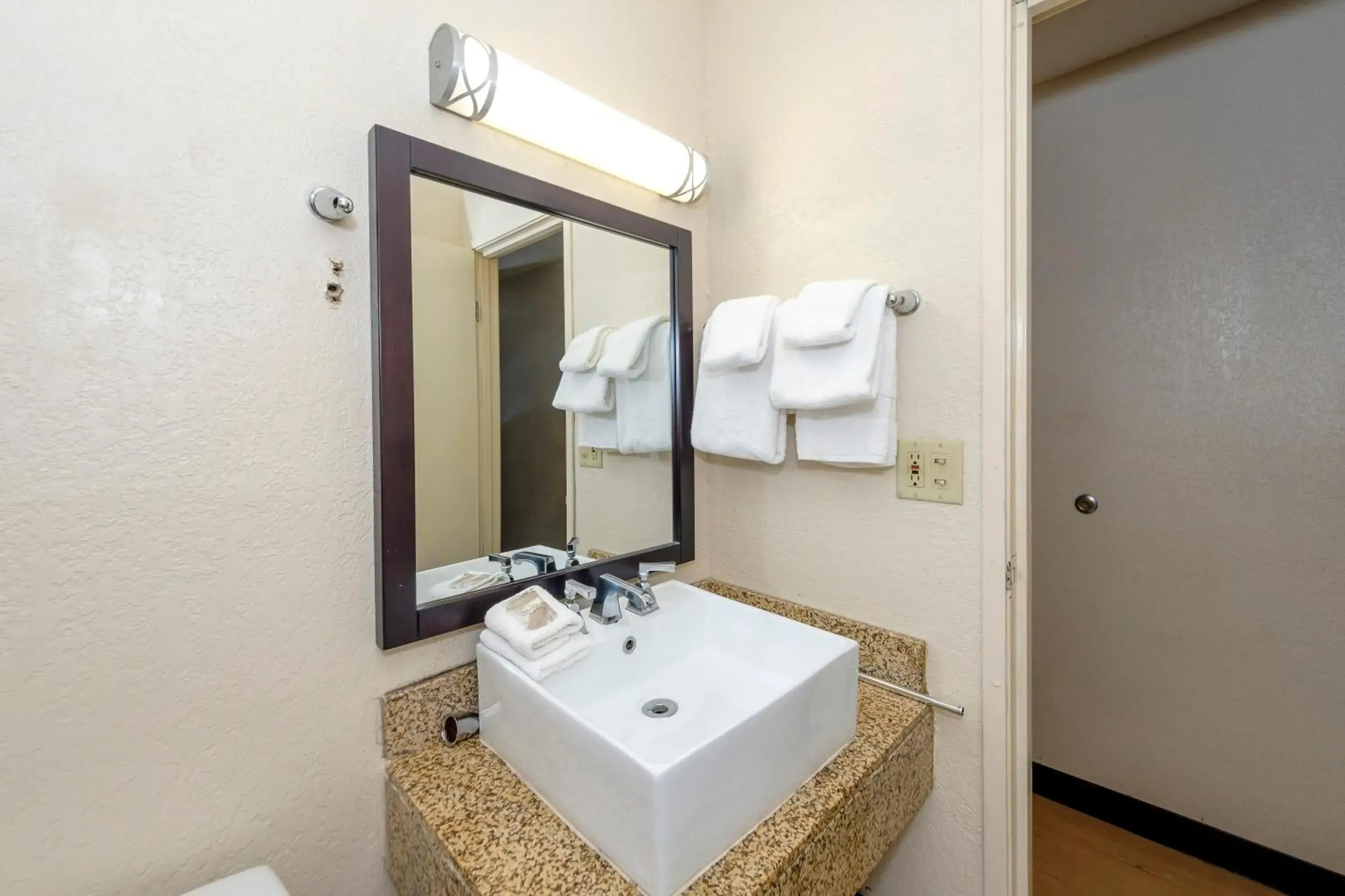 Bathroom in Red Roof Inn Jacksonville - Cruise Port