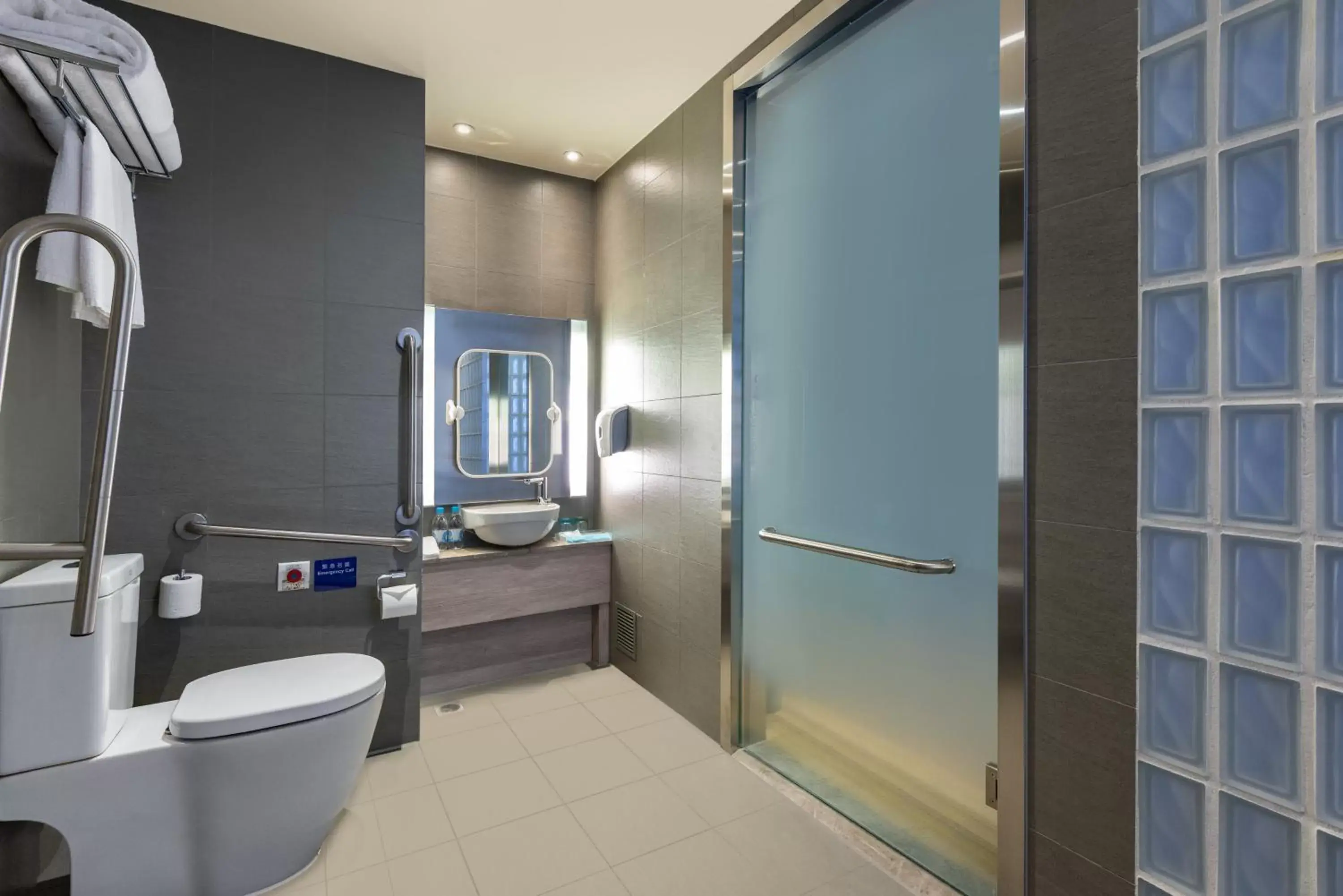 Photo of the whole room, Bathroom in Holiday Inn Express Hong Kong Mongkok, an IHG Hotel