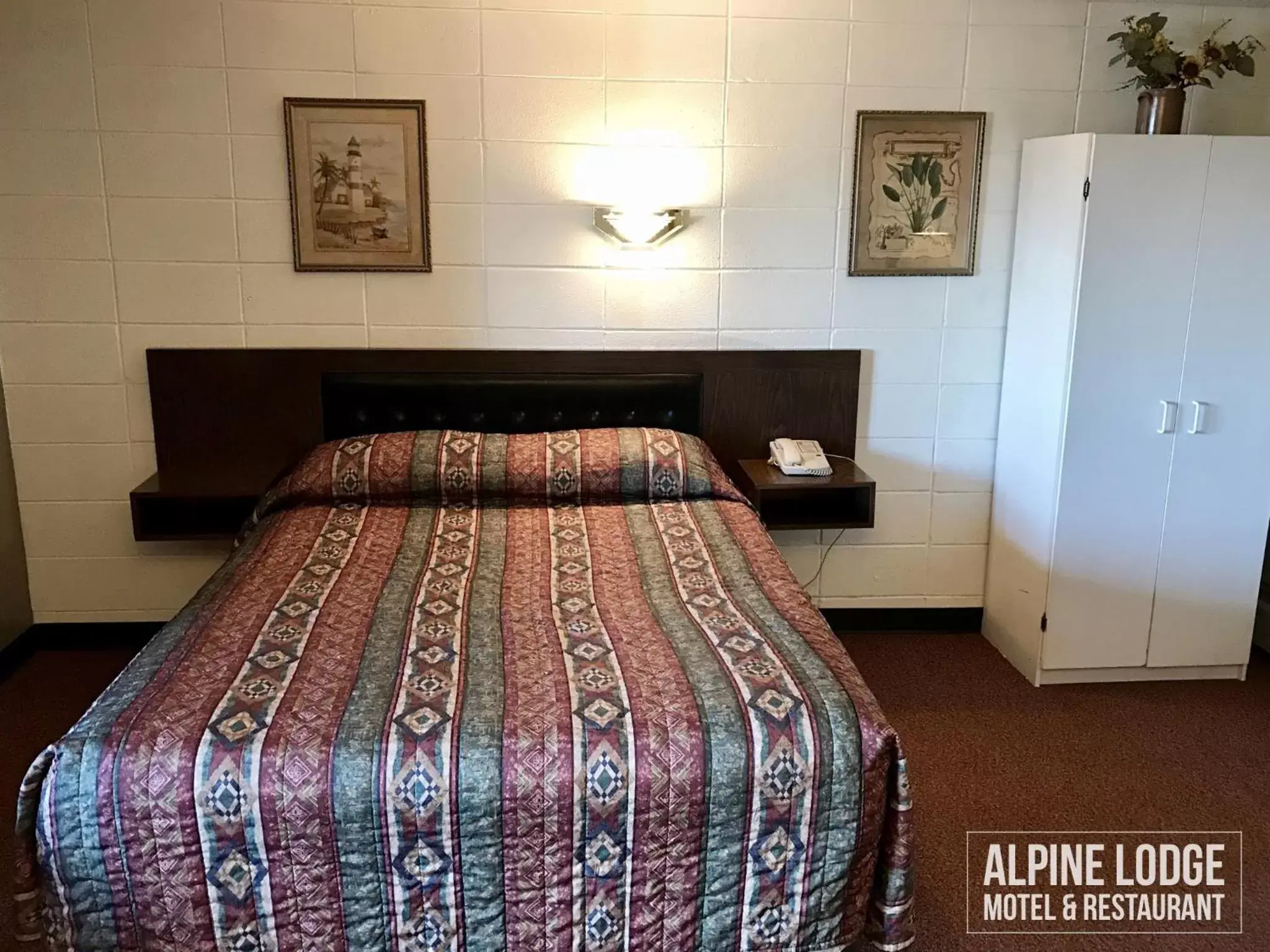 Bed in Alpine Lodge Motel & Restaurant