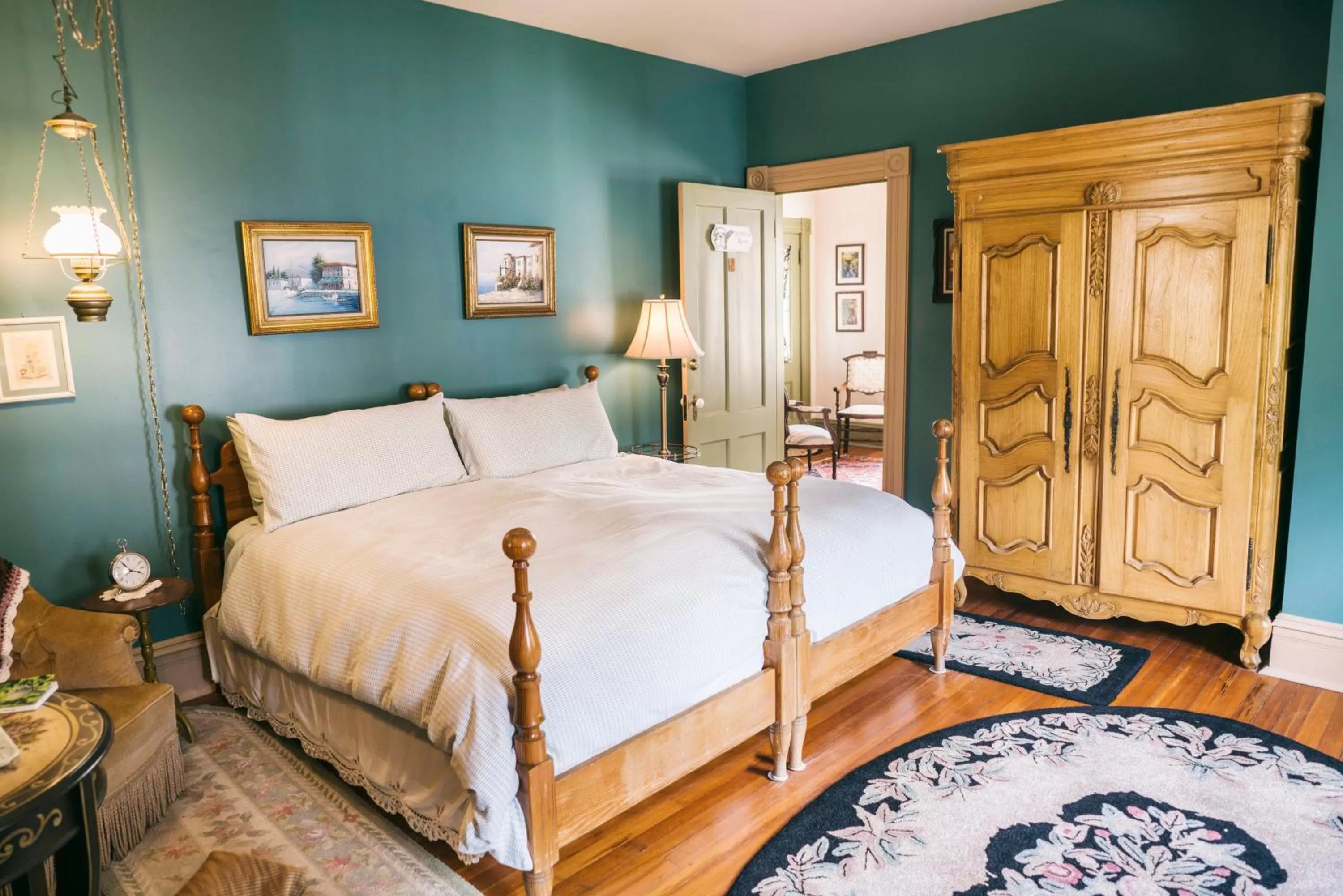 Photo of the whole room, Bed in Hummingbird Inn