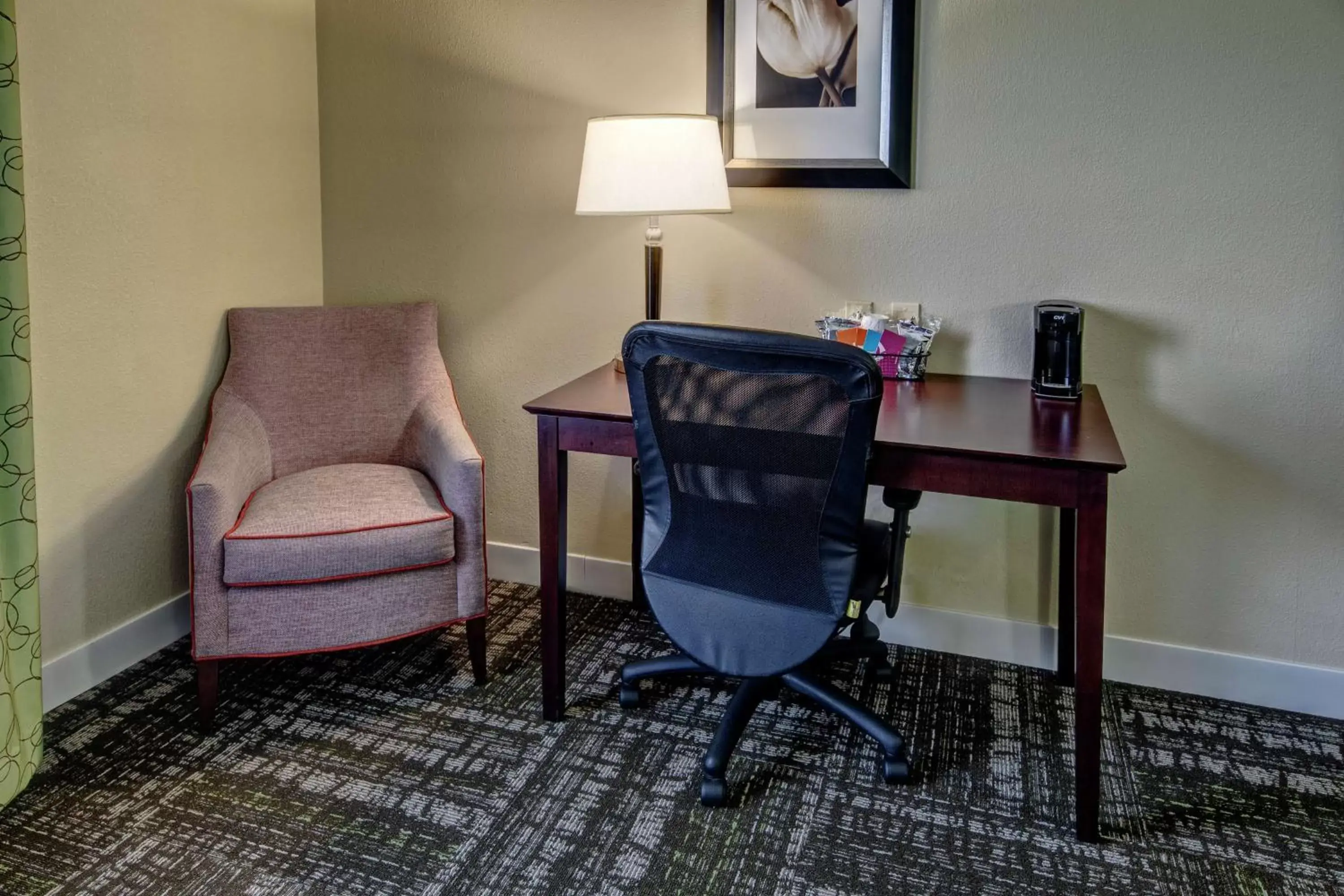 Bedroom, Seating Area in Hampton Inn Crossville