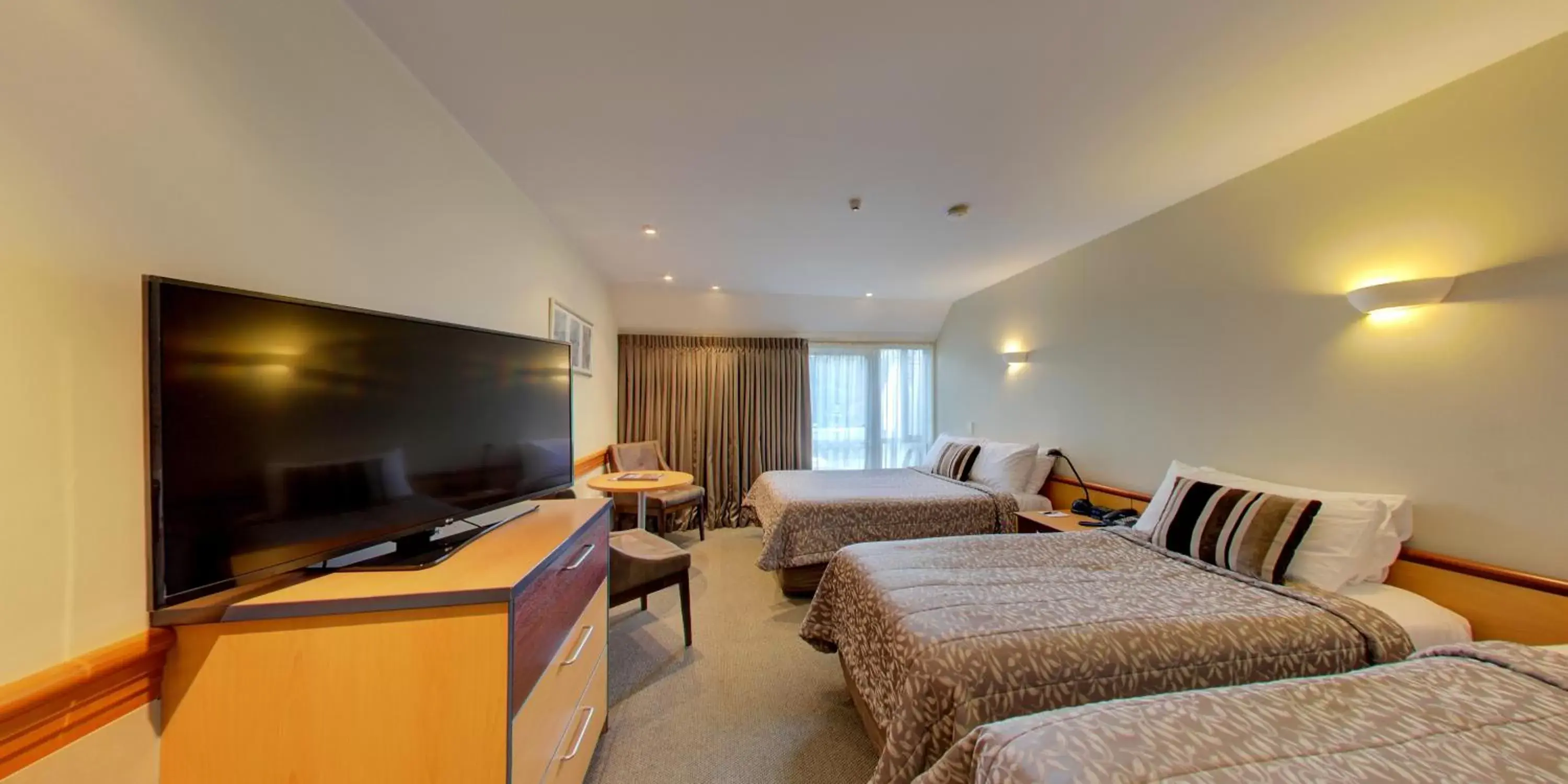 Photo of the whole room, TV/Entertainment Center in Dunedin Leisure Lodge - Distinction