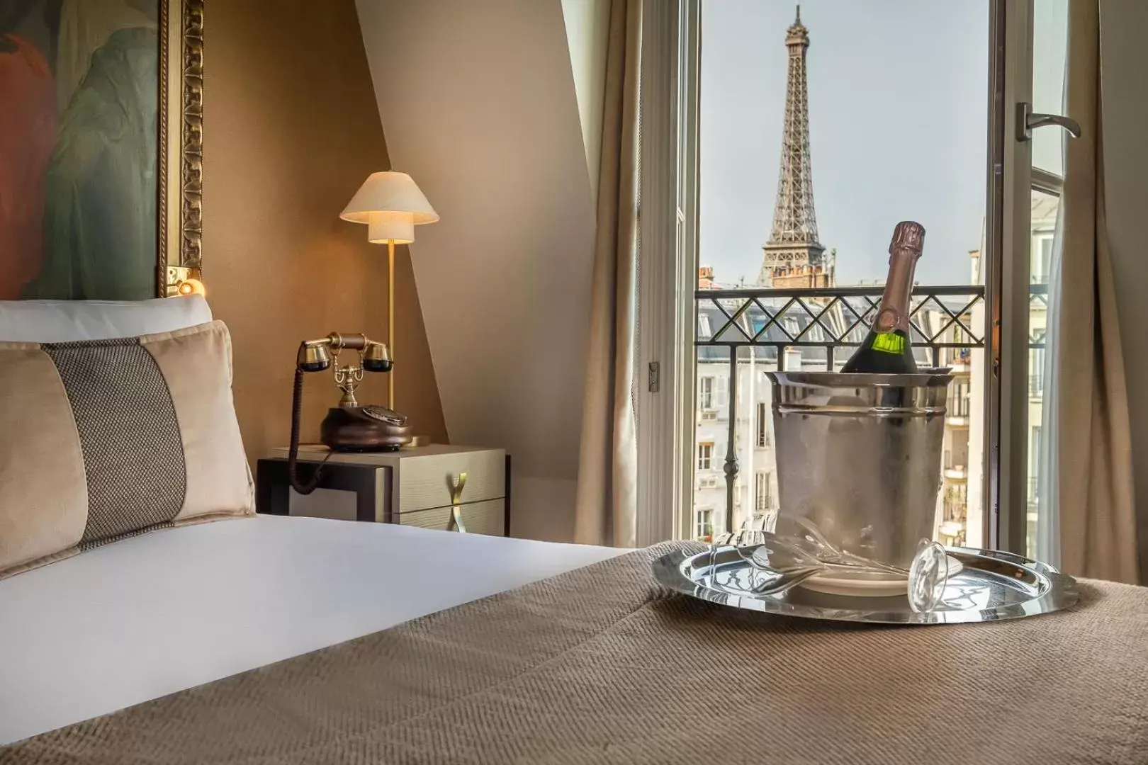 Bed, Drinks in Hôtel Le Walt by Inwood Hotels