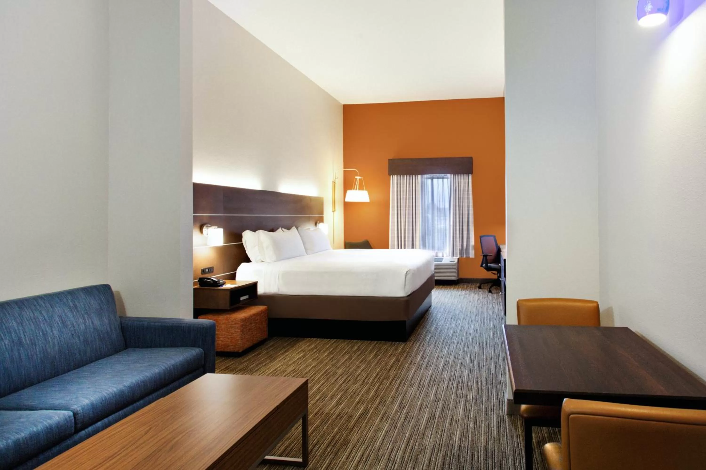 Photo of the whole room, Bed in Holiday Inn Express Lake Wales North-Winter Haven by IHG