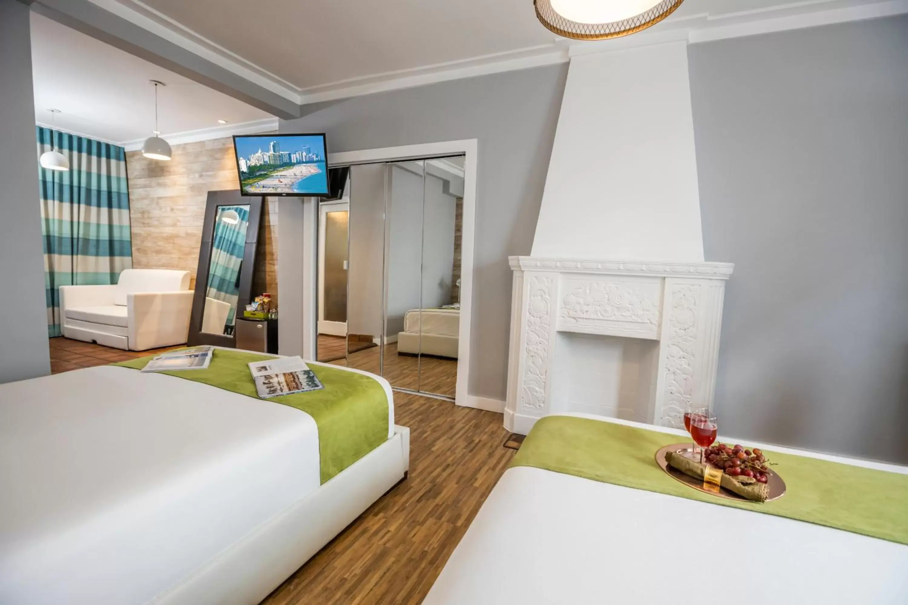 Bedroom, Bed in Chesterfield Hotel & Suites