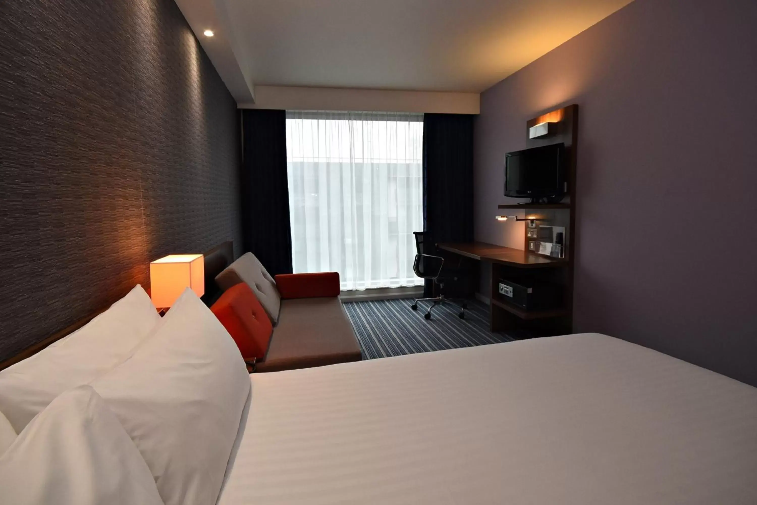 Photo of the whole room, Bed in Holiday Inn Express Manchester City Centre Arena, an IHG Hotel