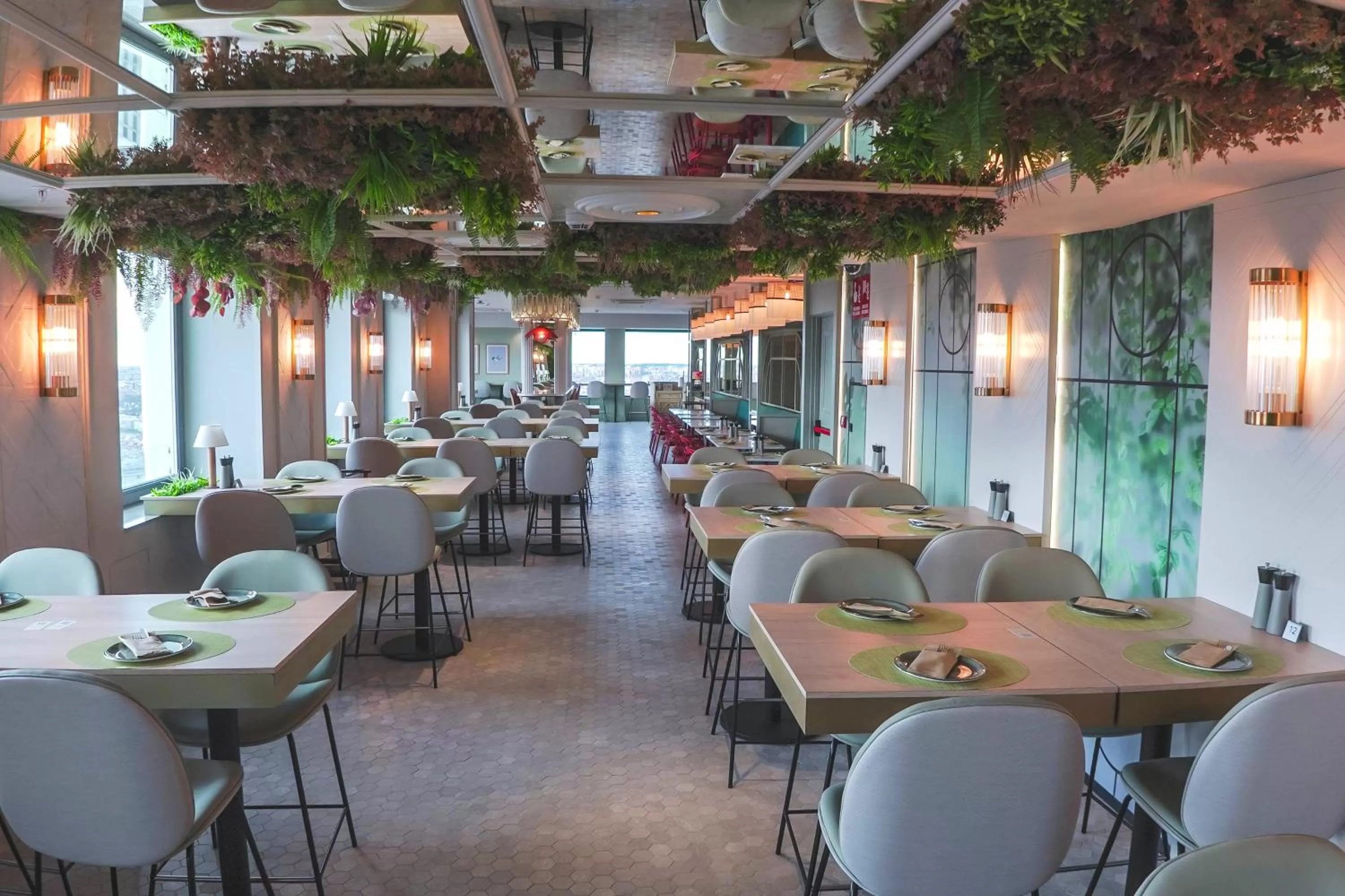 Restaurant/places to eat in Riu Plaza España