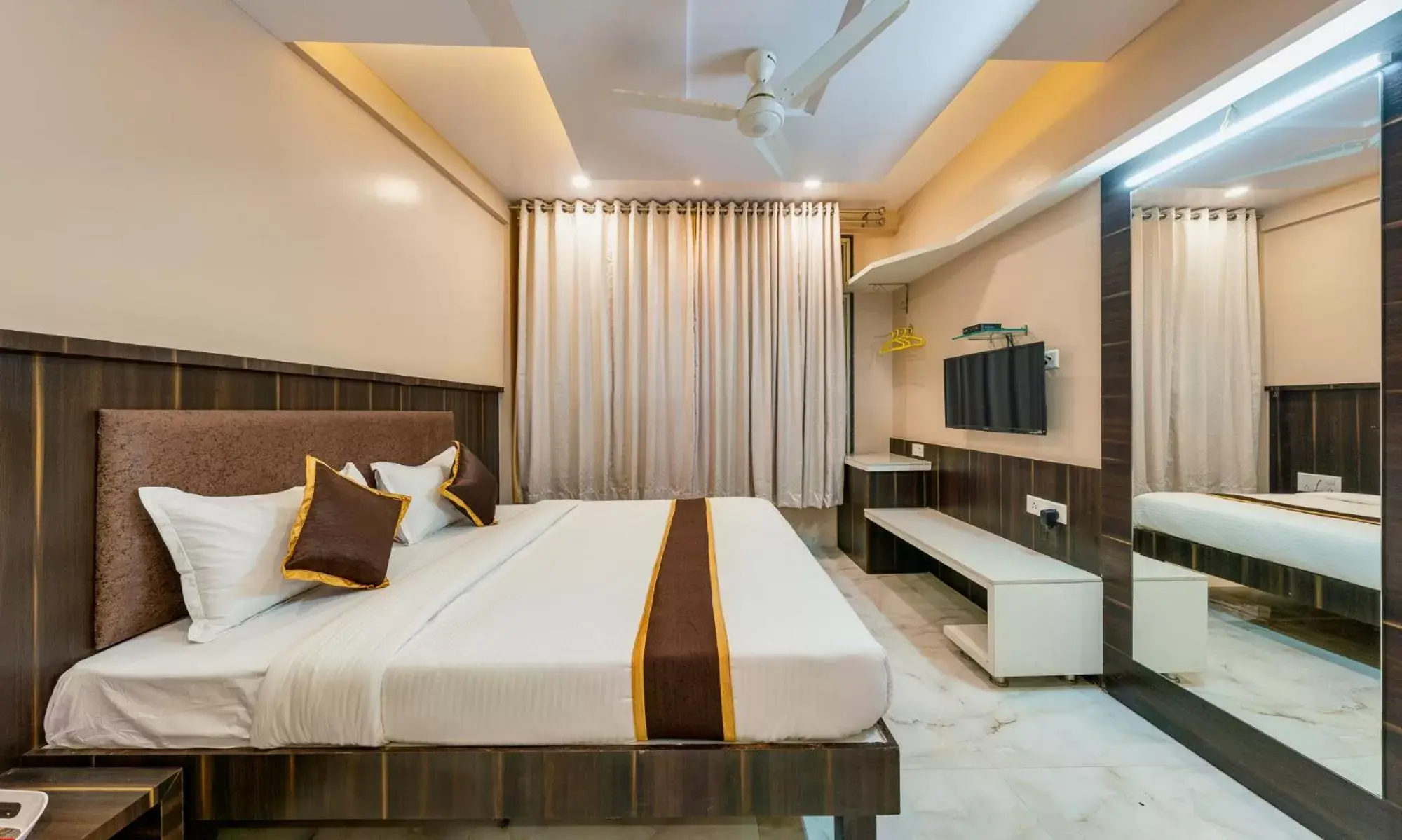 King Room in Hotel Aatithya Satkar Near Mahalaxmi Temple King Room in Hotel Aatithya Satkar Near Mahalaxmi Temple