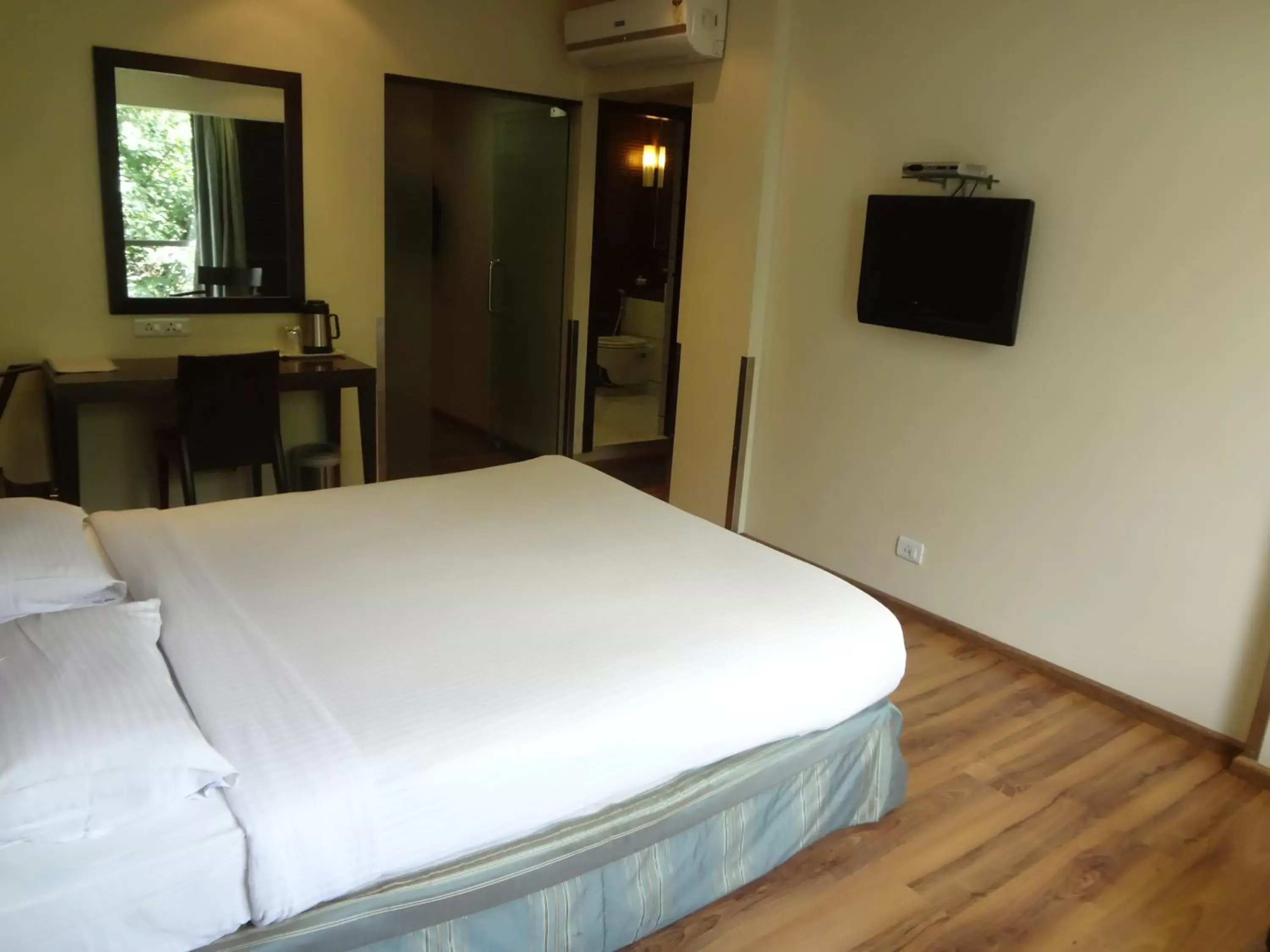 Photo of the whole room, Bed in Shantai Hotel