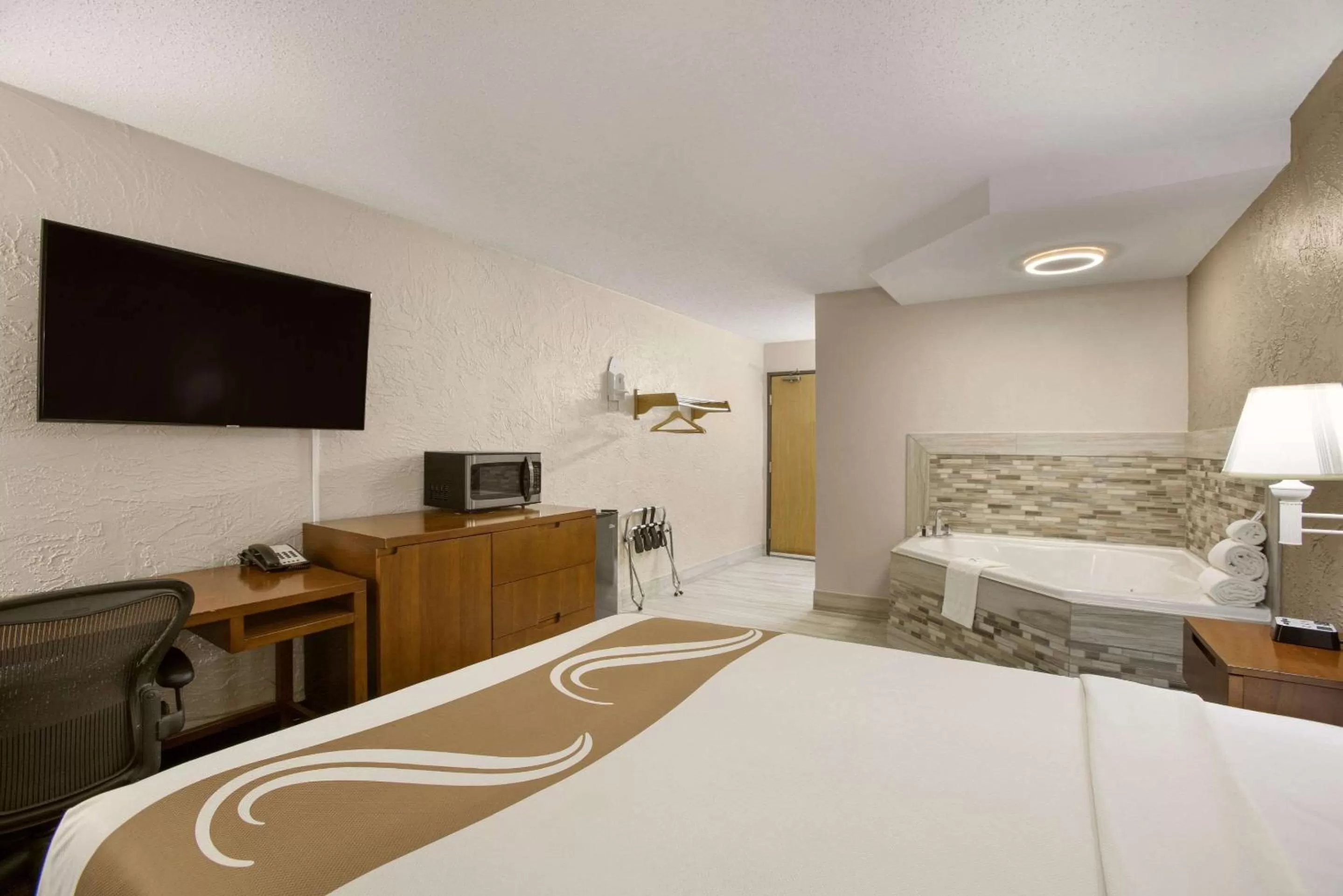 Bedroom, Bed in Rodeway Inn & Suites Grand Rapids Southeast