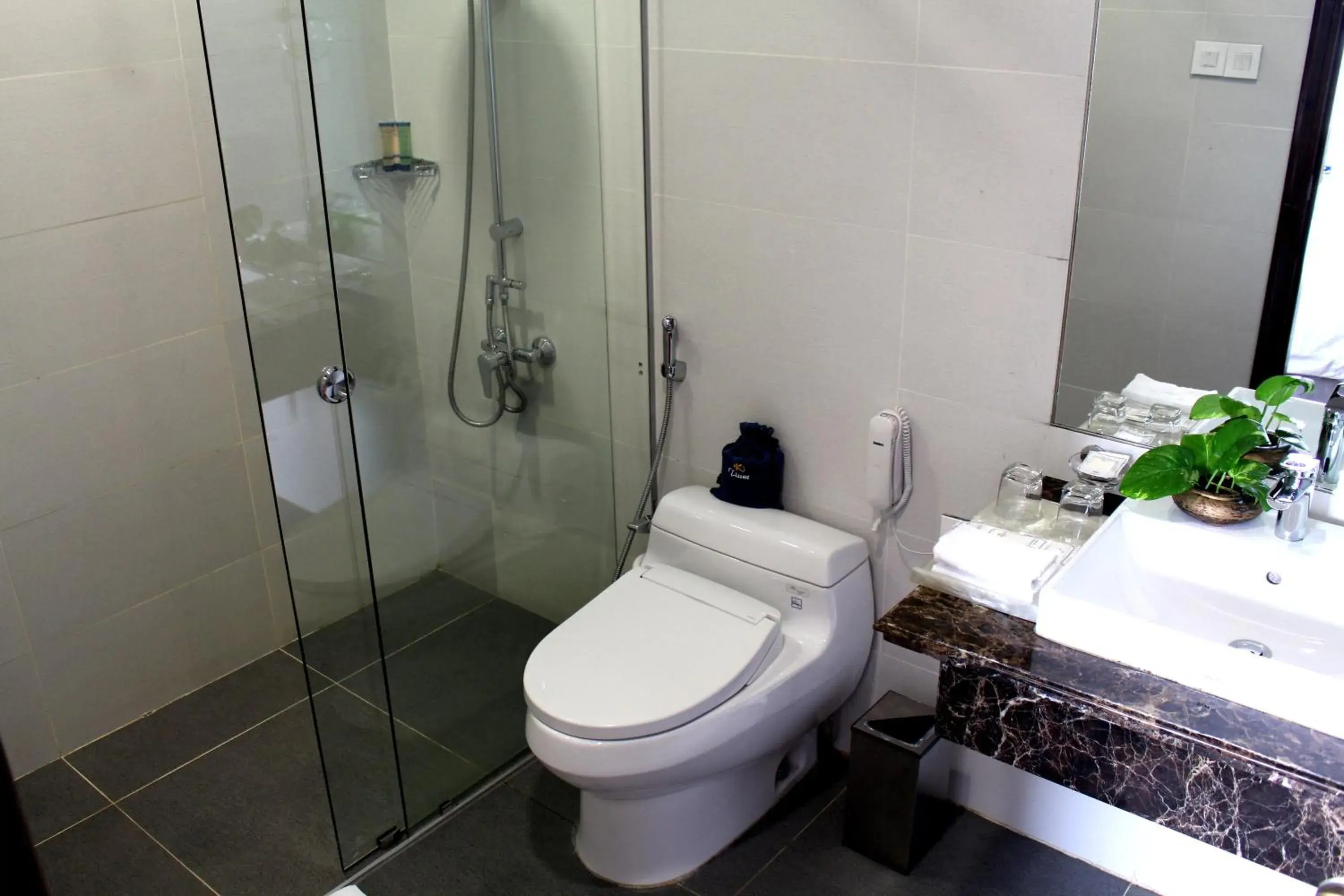 Bathroom in Central Palace Hotel