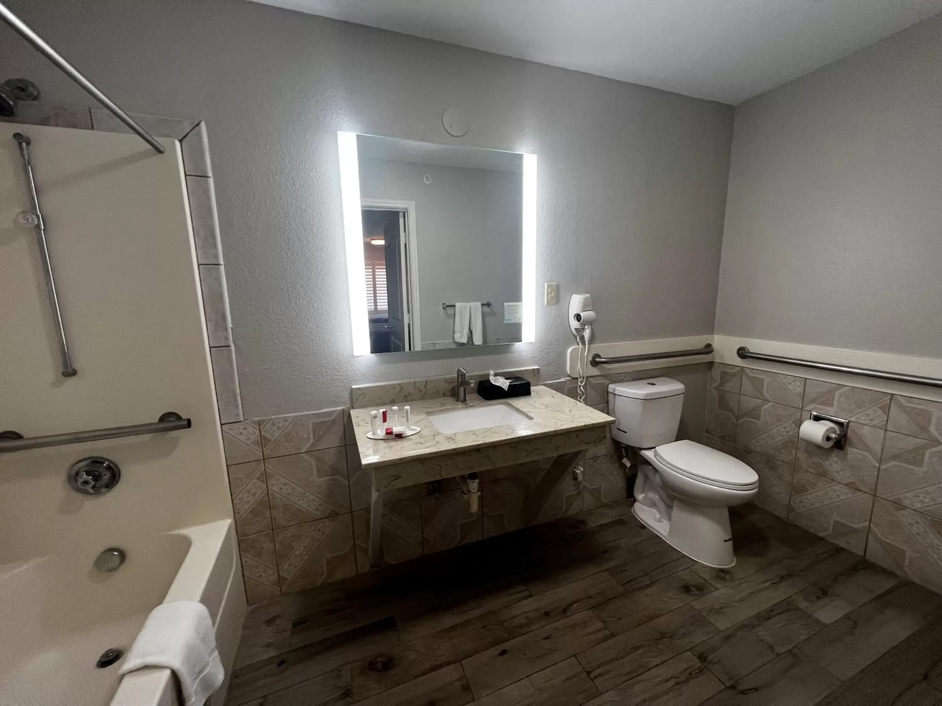 Bathroom in Super 8 by Wyndham Baytown/Mont Belvieu