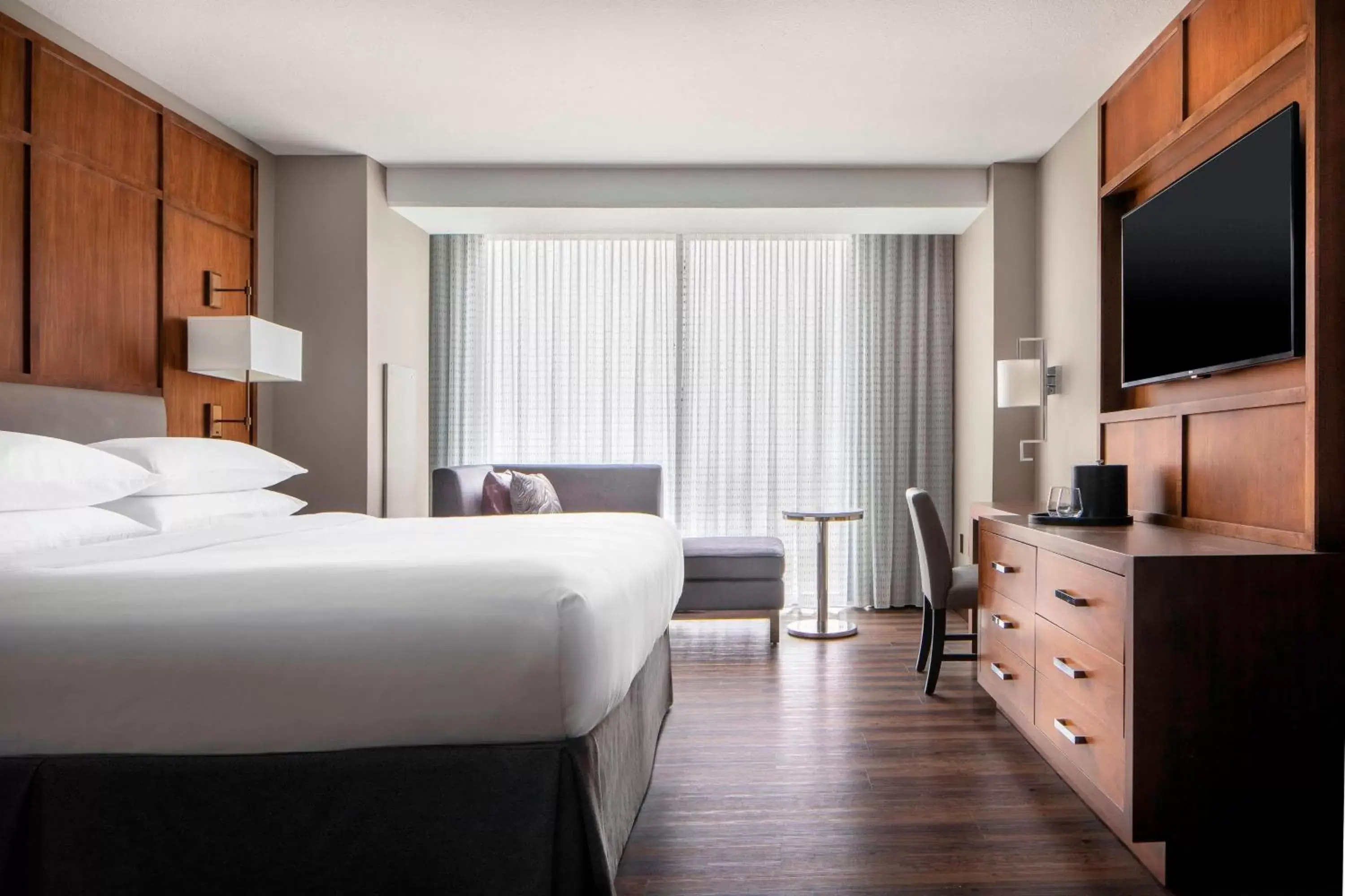 Photo of the whole room, Bed in Omaha Marriott Downtown at the Capitol District