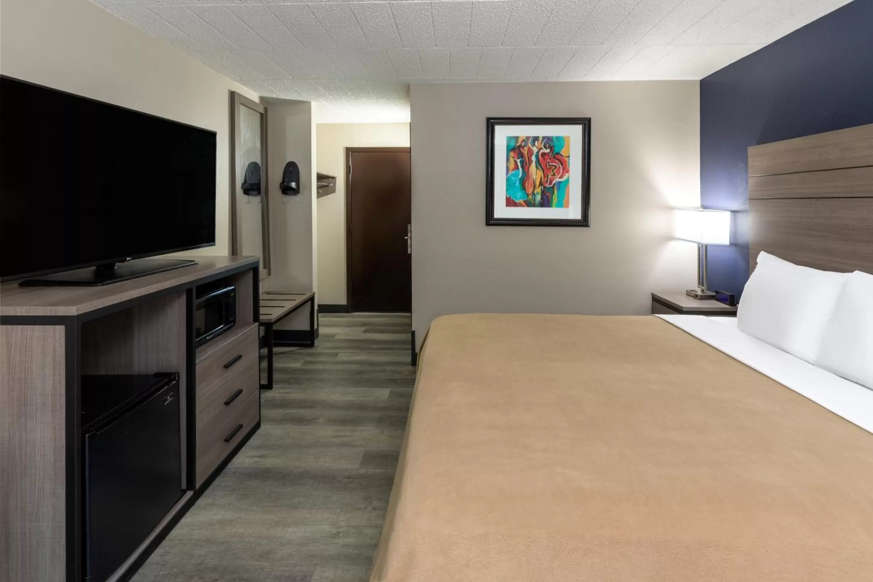 Bedroom, TV/Entertainment Center in Baymont by Wyndham Laredo