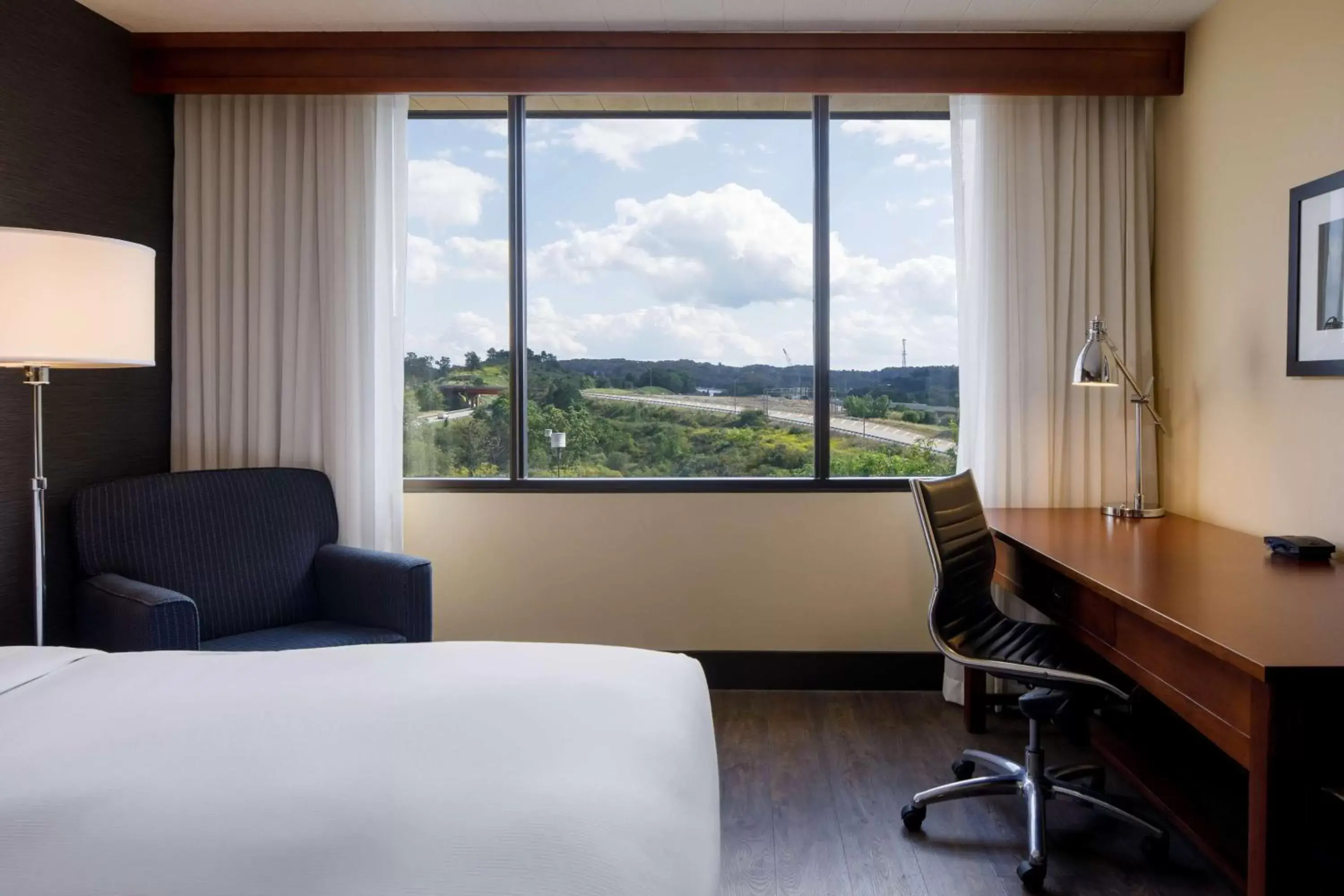 Bedroom, Mountain View in DoubleTree by Hilton Pittsburgh - Cranberry