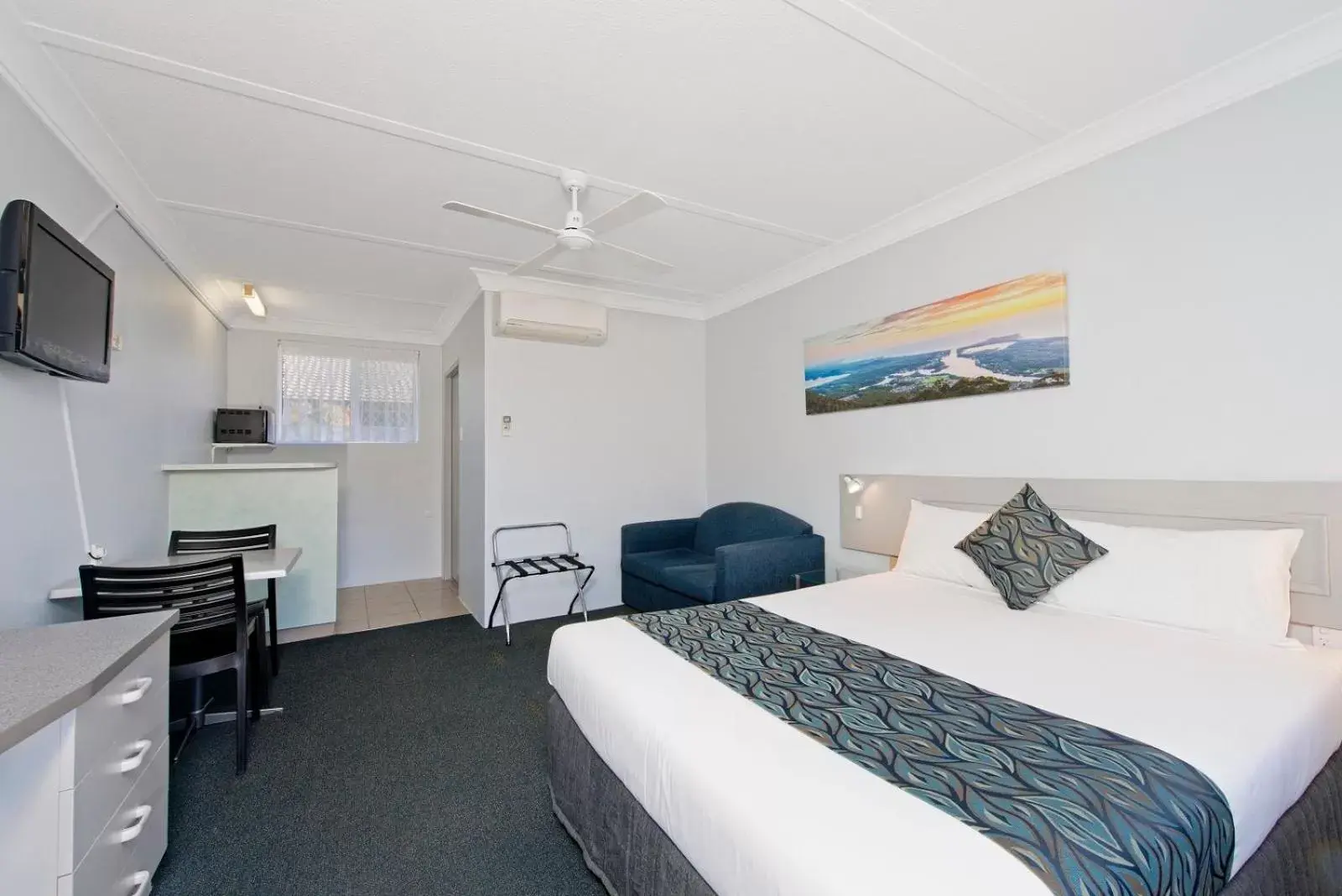 TV and multimedia, Bed in Haven Waters Motel & Apartments