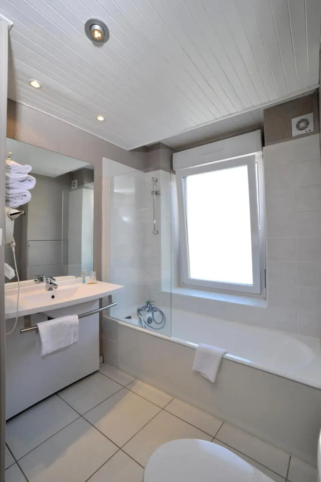 Bathroom in The Originals Access, Hôtel Arum, Remiremont (Inter-Hotel)