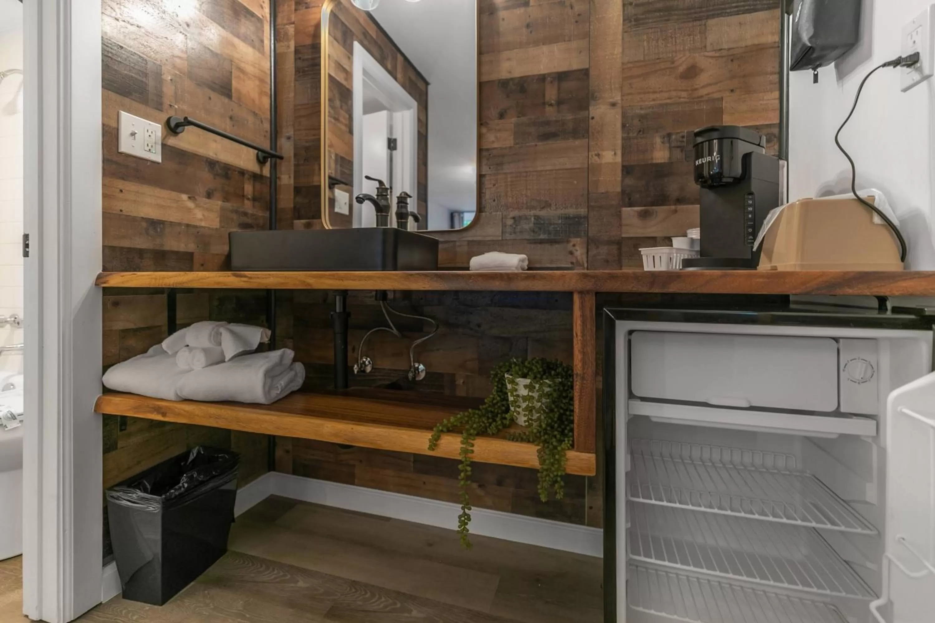 Bathroom in Candlewick Inn and Suites